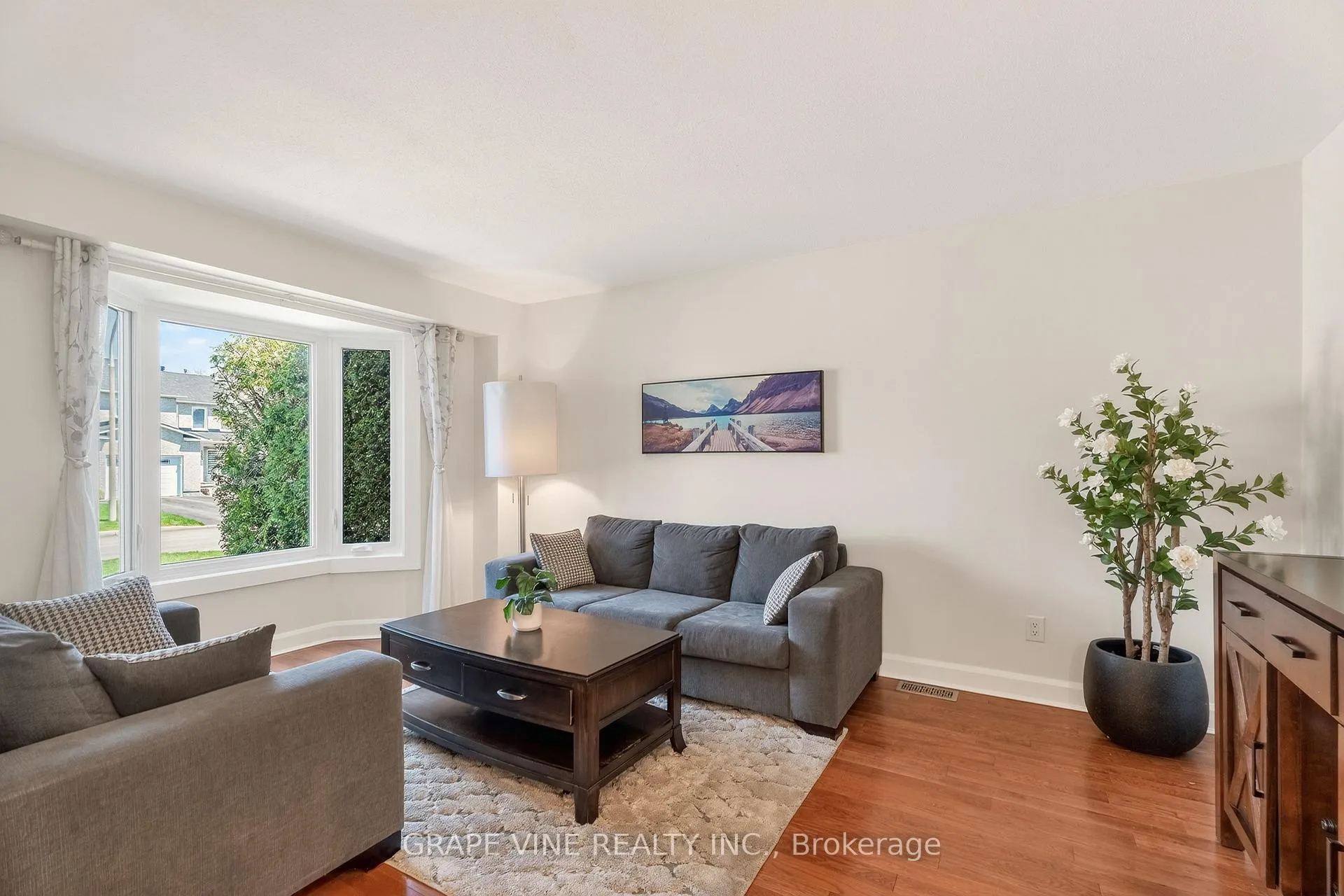 Photo 7 of 1702 Boisbriand Crescent, Ottawa, Chateauneuf — HOMEH