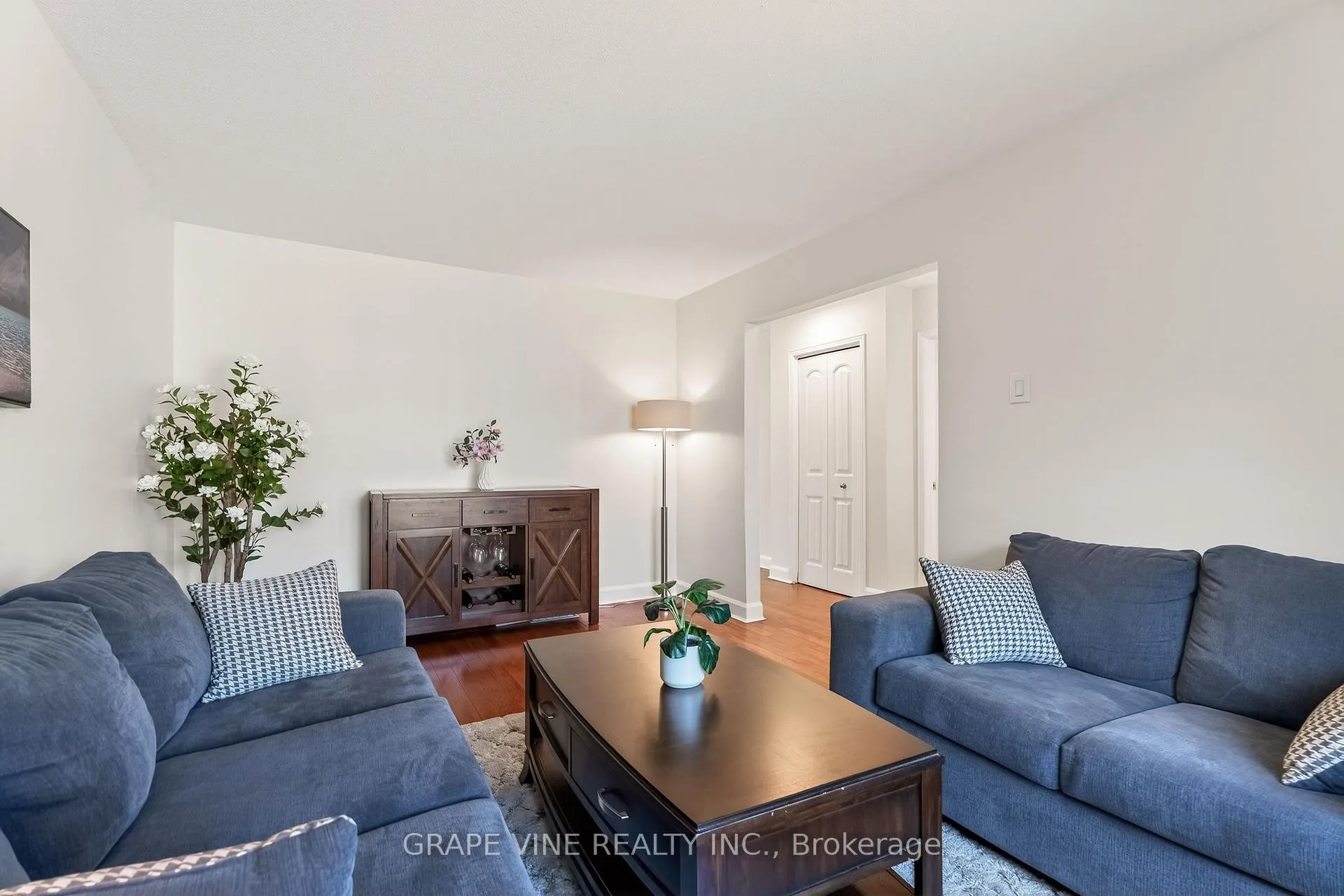 Photo 9 of 1702 Boisbriand Crescent, Ottawa, Chateauneuf — HOMEH