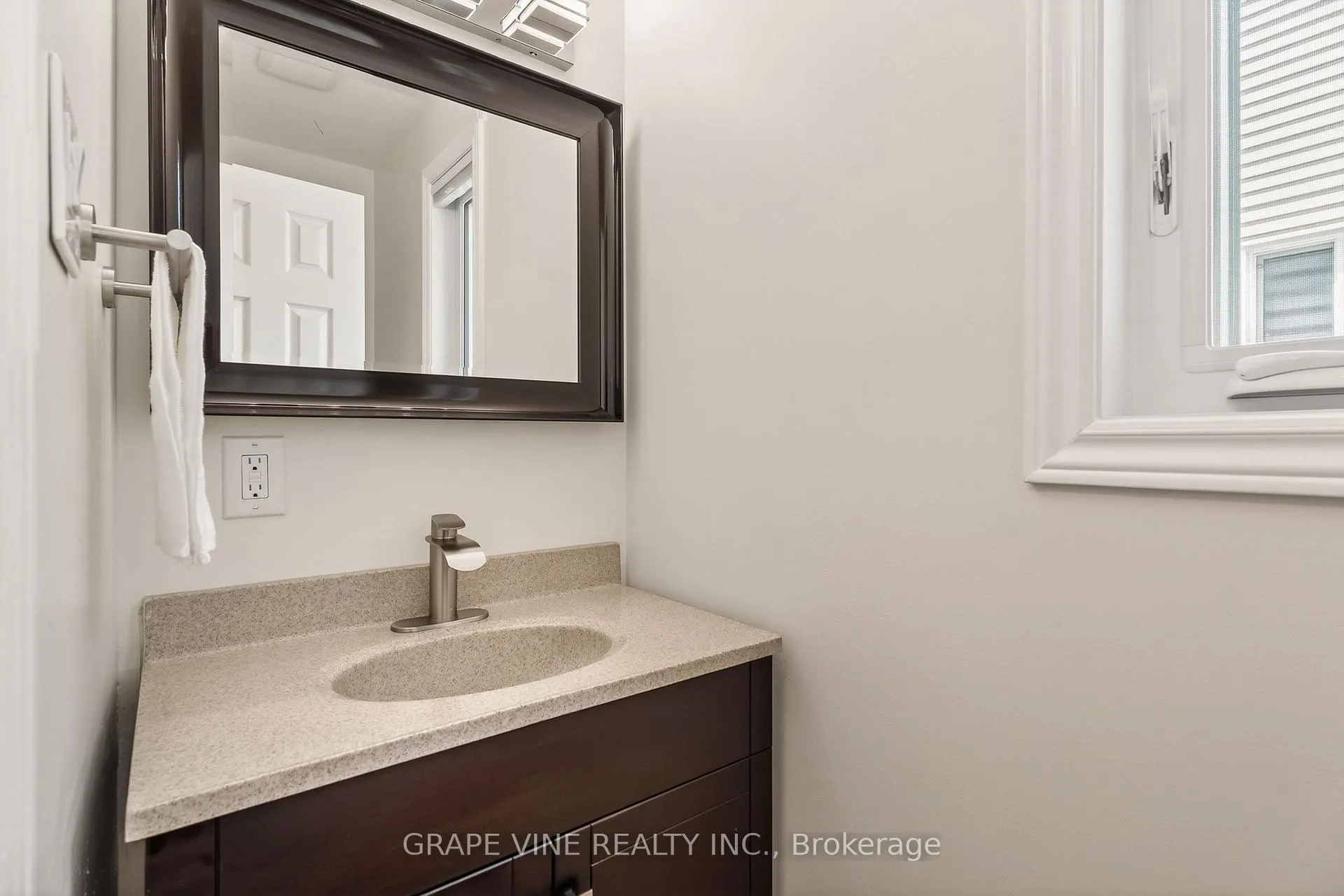 Photo 10 of 1702 Boisbriand Crescent, Ottawa, Chateauneuf — HOMEH