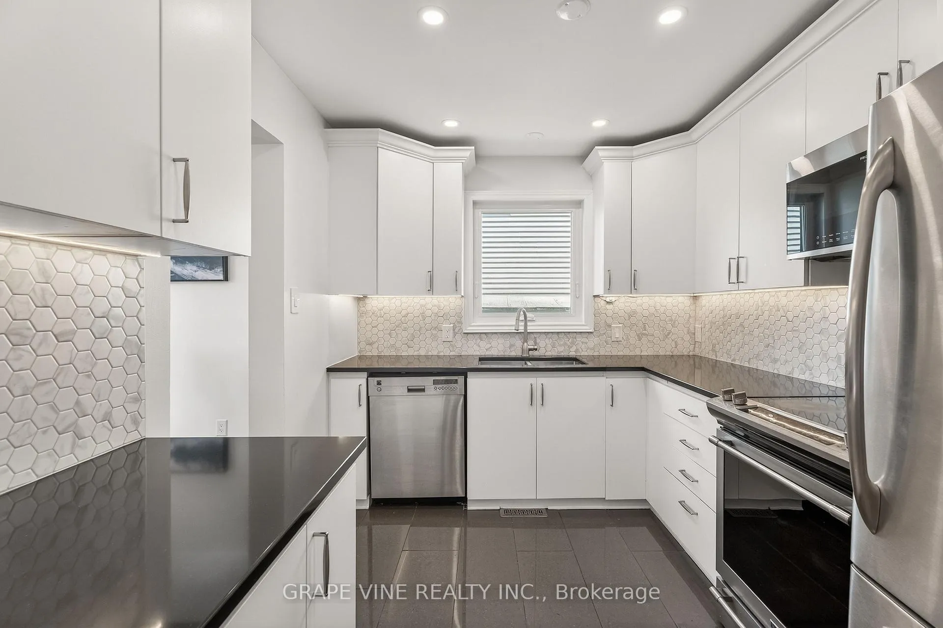 Photo 15 of 1702 Boisbriand Crescent, Ottawa, Chateauneuf — HOMEH