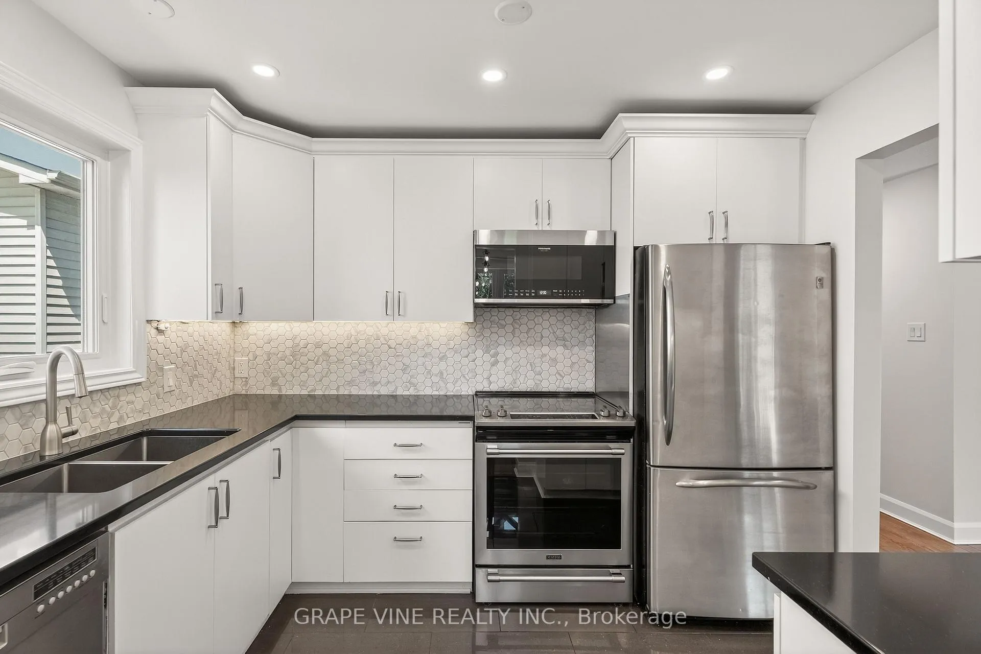 Photo 16 of 1702 Boisbriand Crescent, Ottawa, Chateauneuf — HOMEH