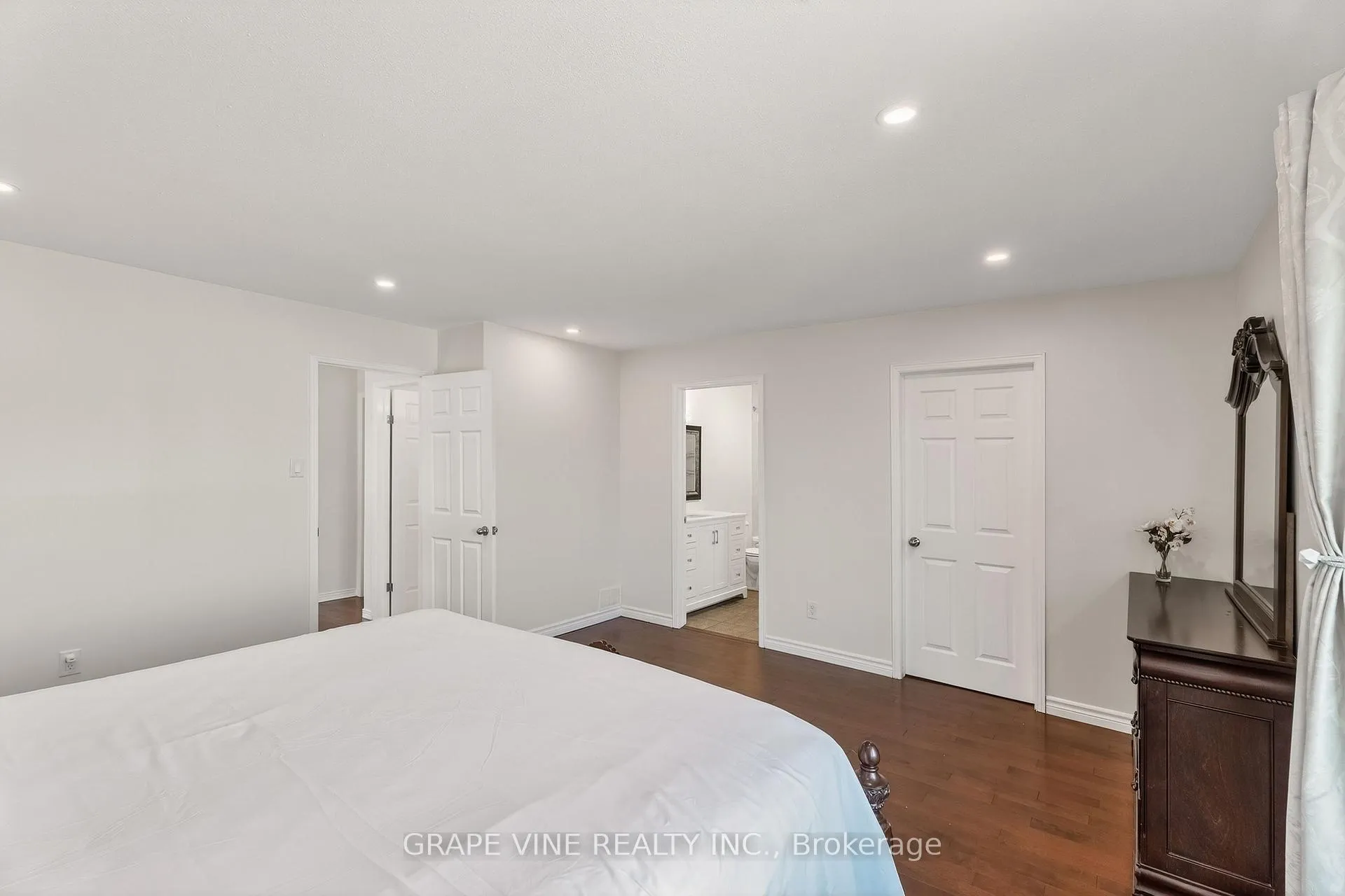 Photo 23 of 1702 Boisbriand Crescent, Ottawa, Chateauneuf — HOMEH