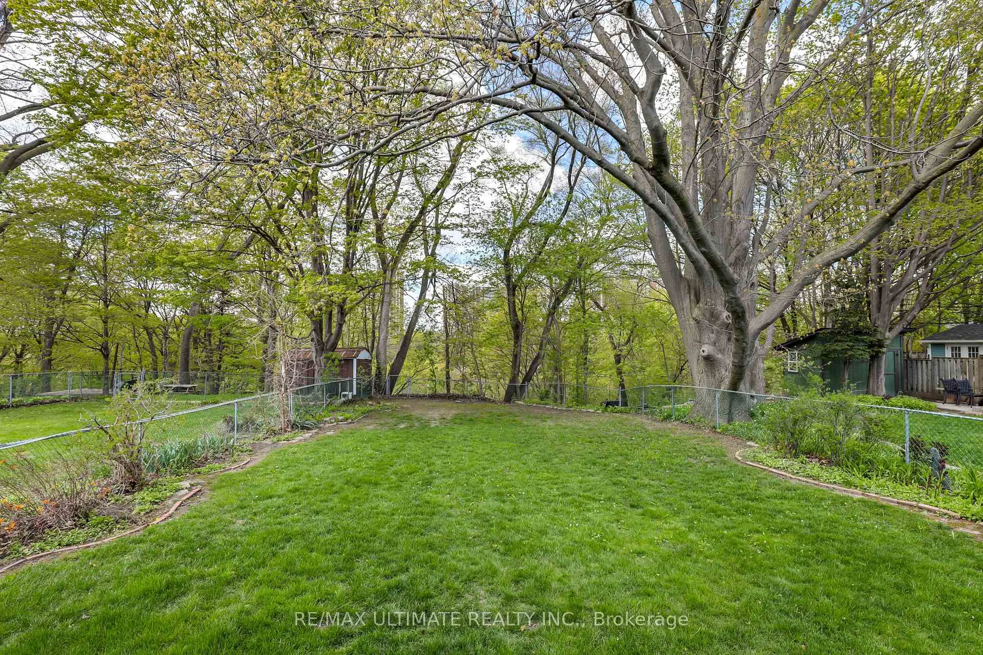 Photo 19 of 220 Parkview Hill Crescent, Toronto, O'Connor-Parkview — HOMEH