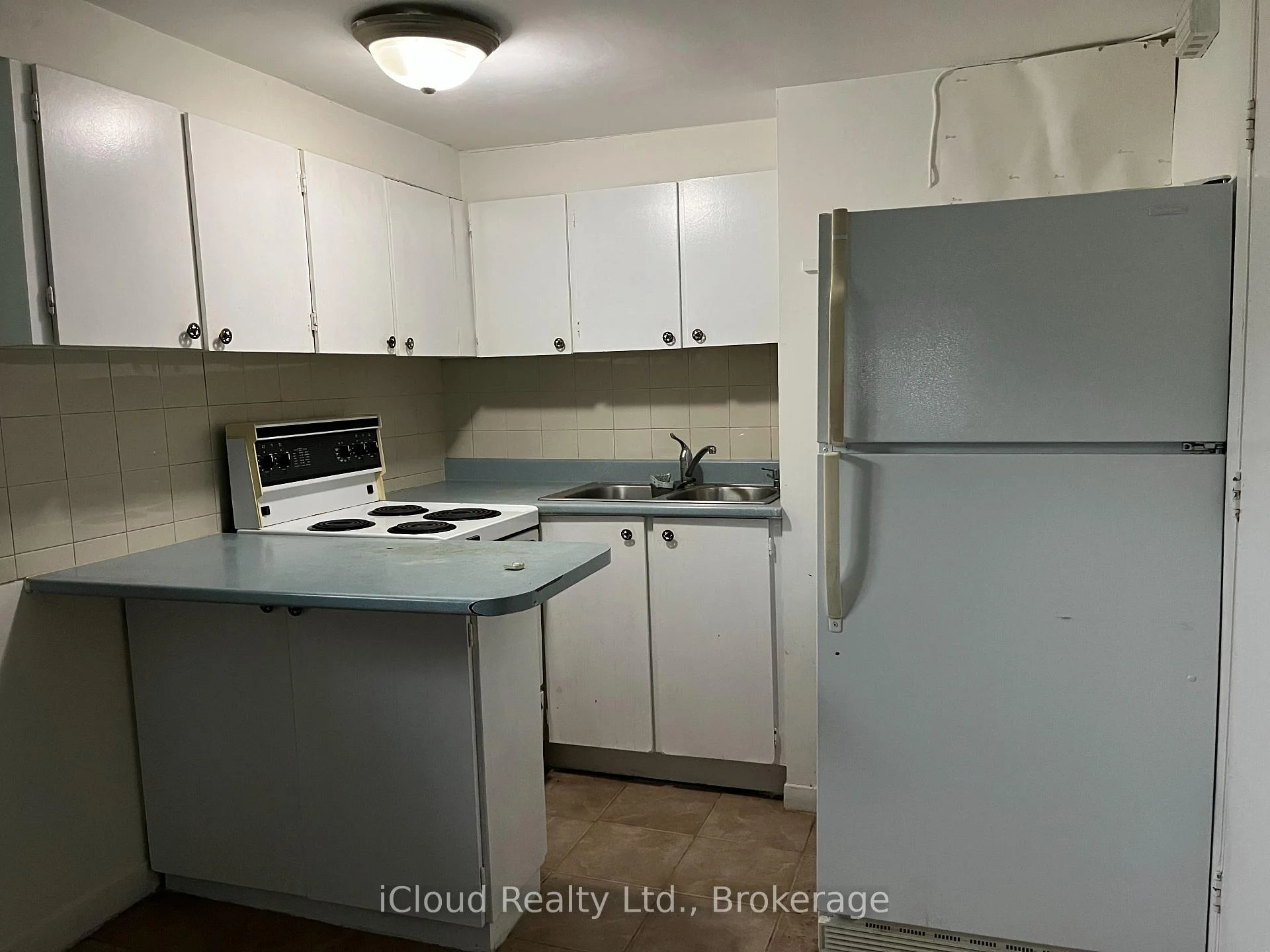 Photo 7 of Unit A (Lower Level), 104 Steeles Avenue, Markham, Grandview — HOMEH