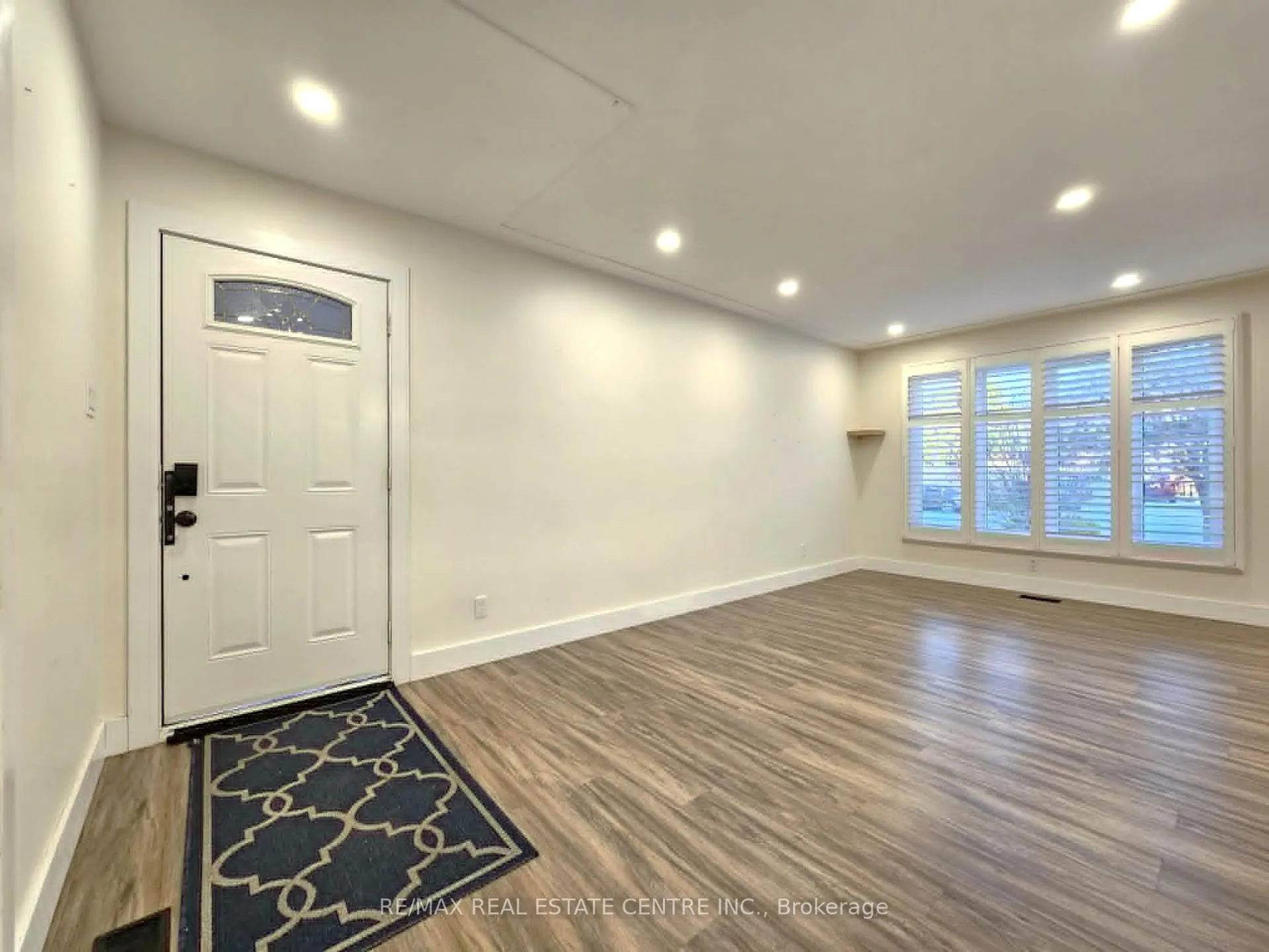 Photo 7 of Unit MAIN, 834 Westminster Drive S, Cambridge — HOMEH