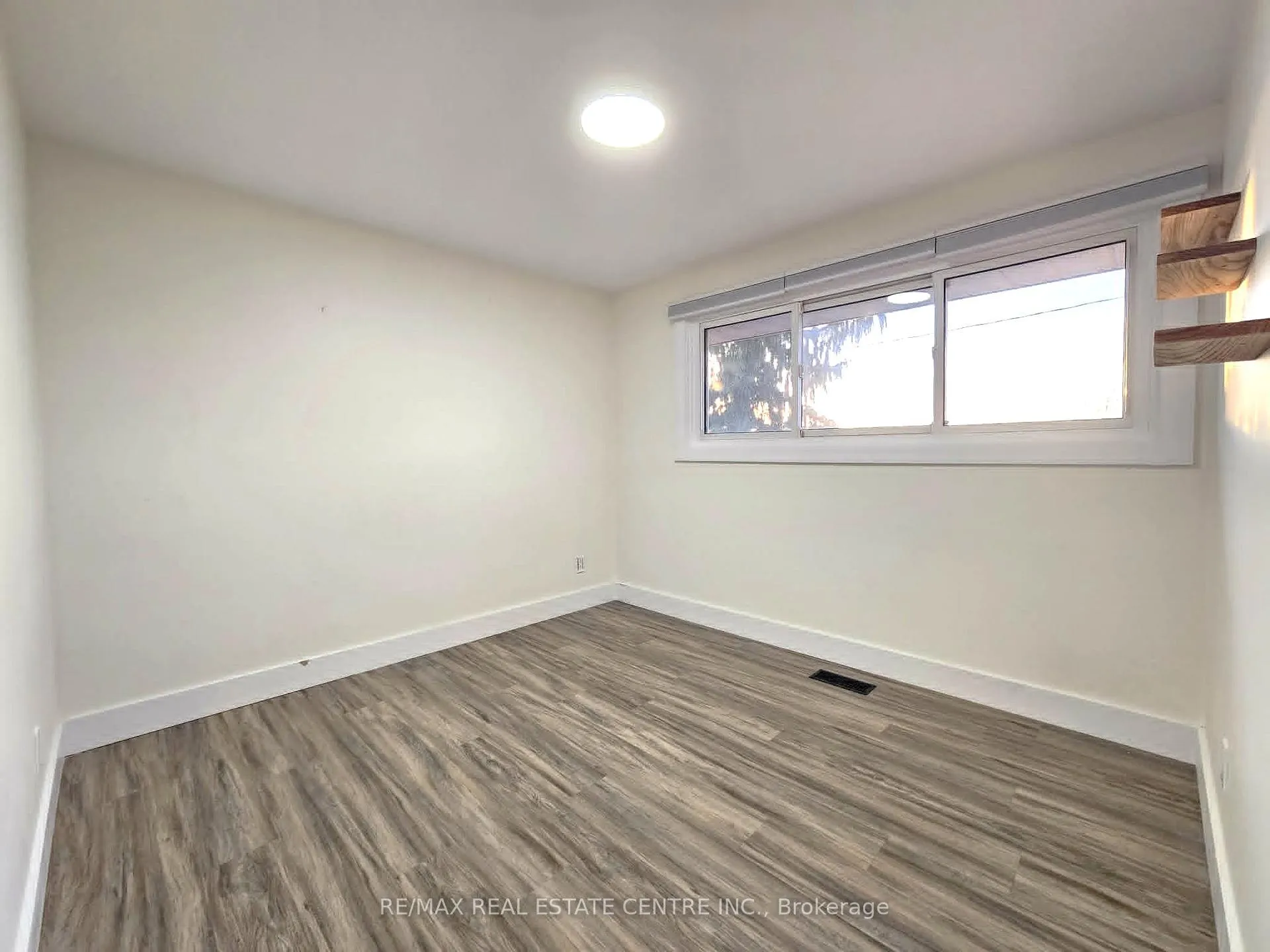 Photo 22 of Unit MAIN, 834 Westminster Drive S, Cambridge — HOMEH