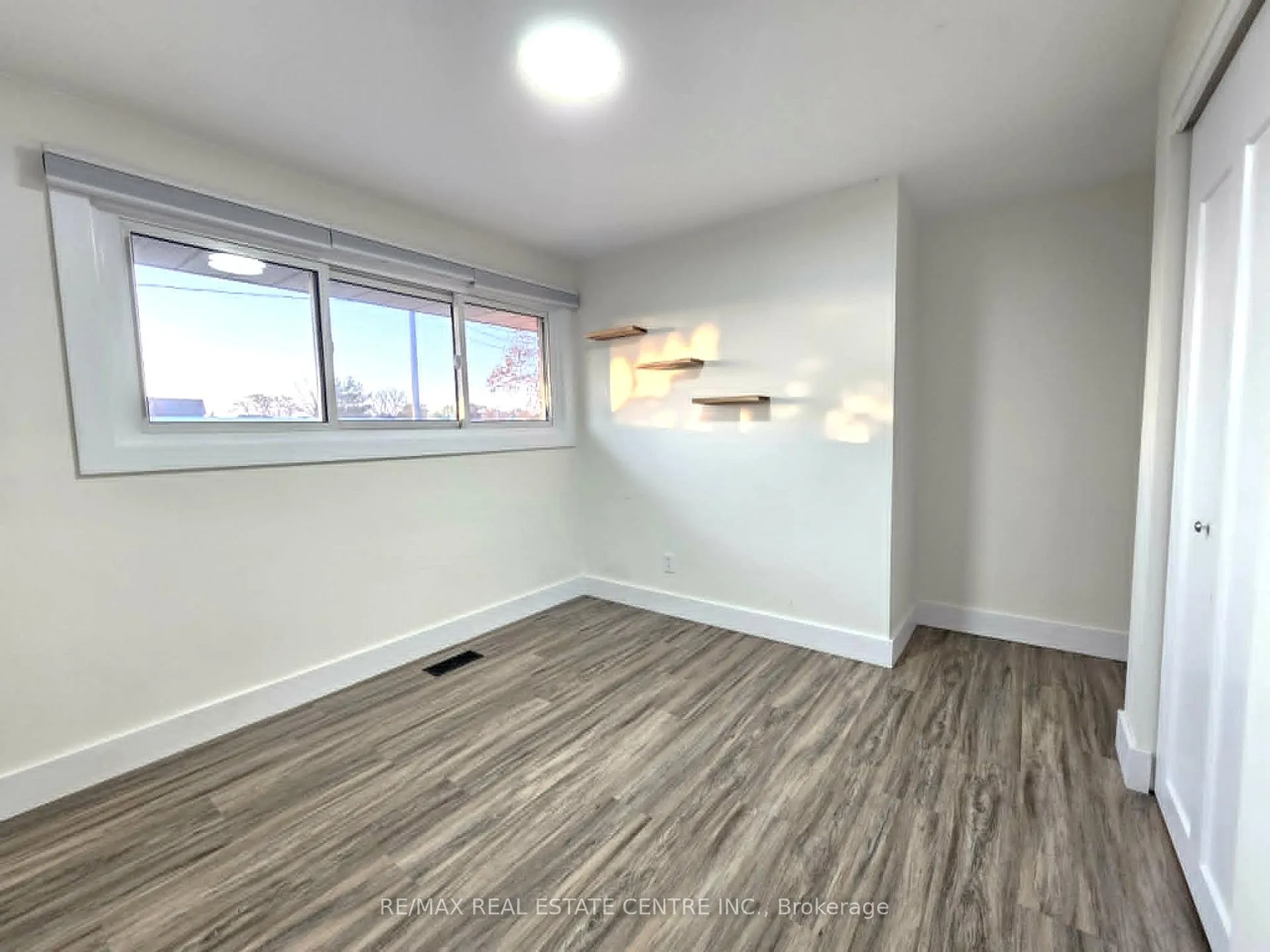 Photo 23 of Unit MAIN, 834 Westminster Drive S, Cambridge — HOMEH