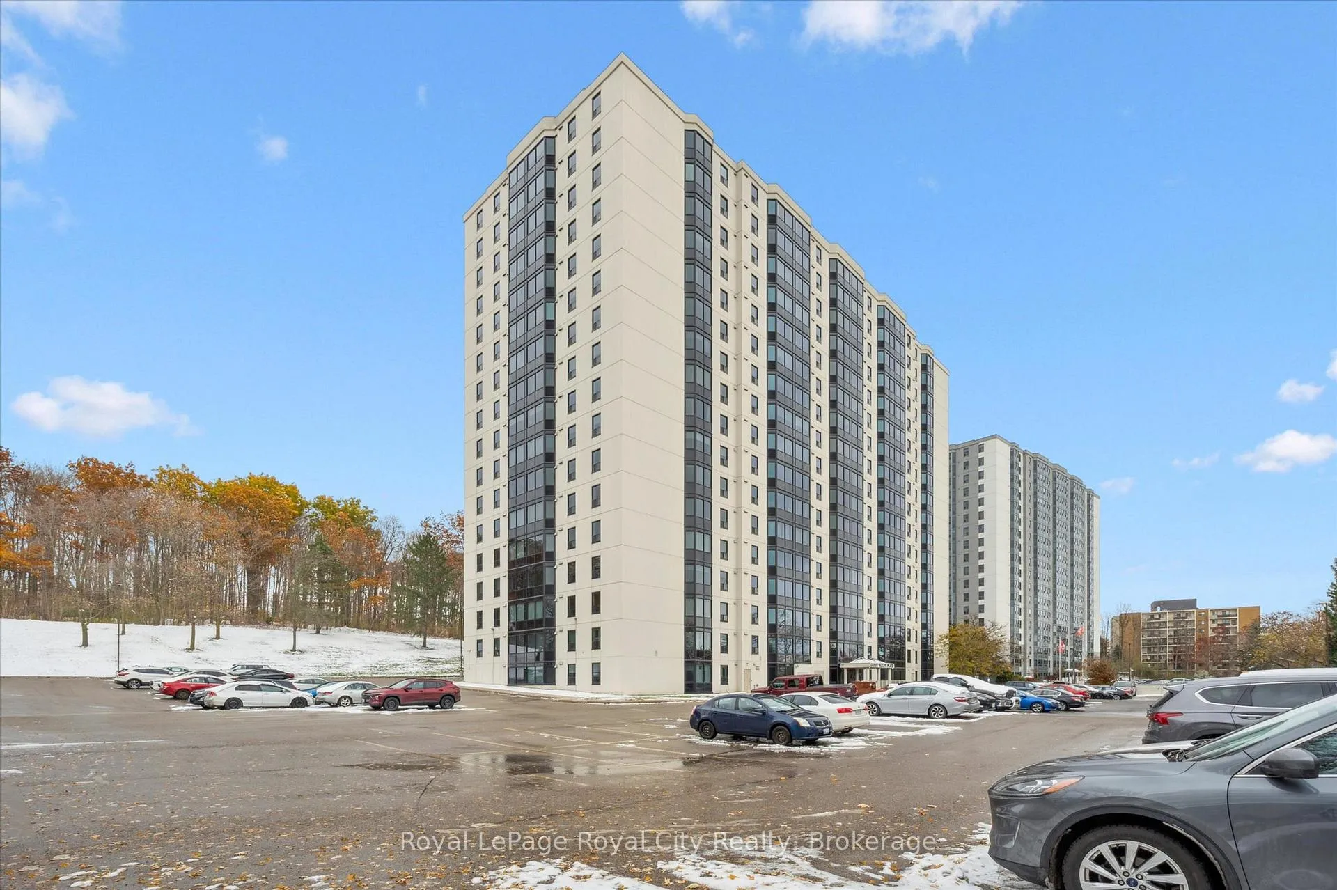 Photo 2 of Unit 1410, 35 Green Valley Drive, Kitchener, Pioneer Park — HOMEH