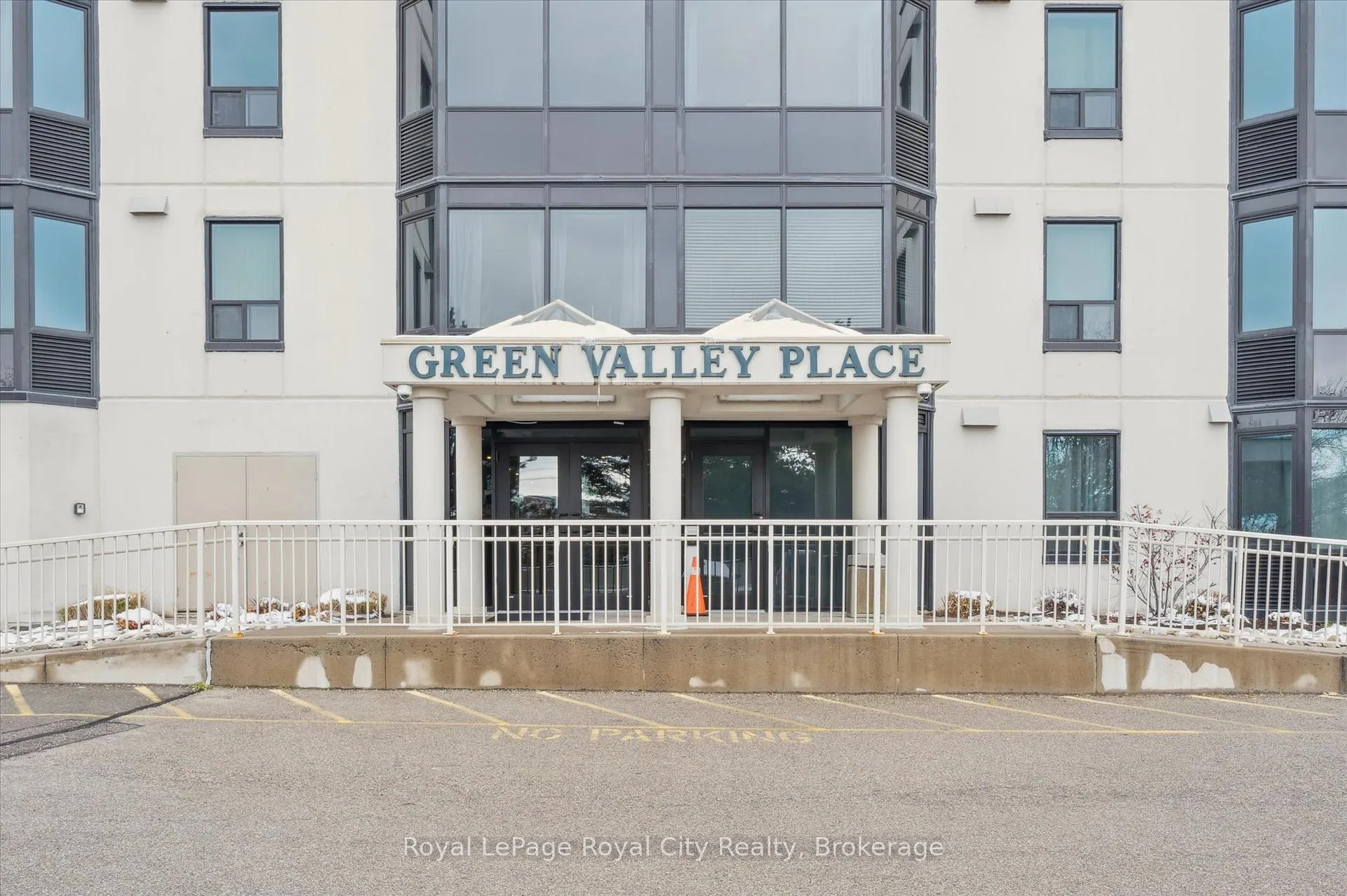 Photo 3 of Unit 1410, 35 Green Valley Drive, Kitchener, Pioneer Park — HOMEH