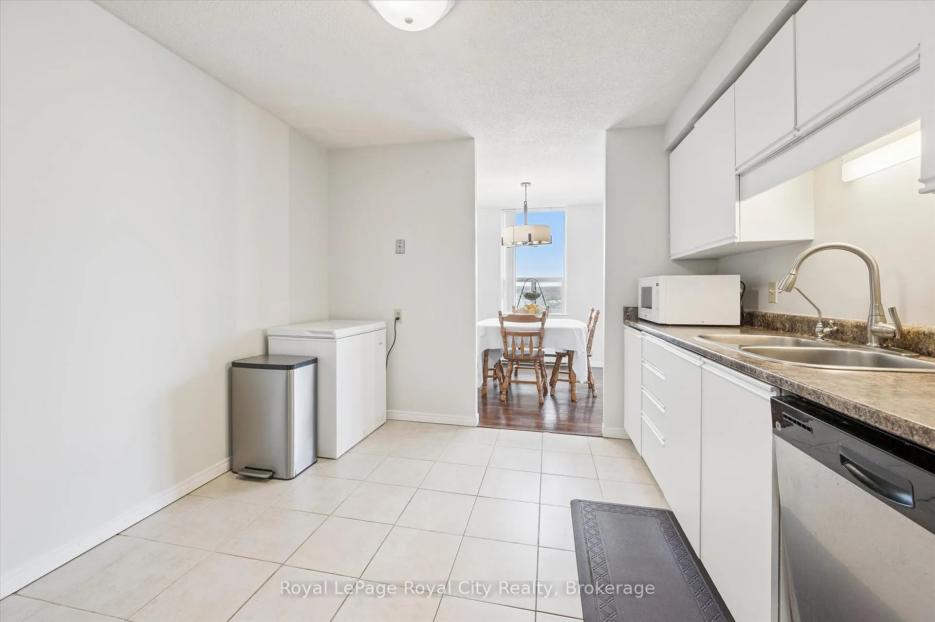 Photo 12 of Unit 1410, 35 Green Valley Drive, Kitchener, Pioneer Park — HOMEH