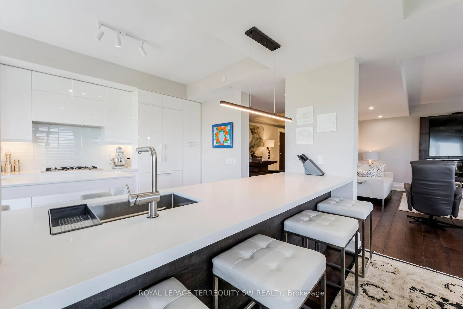 Photo 10 of Unit 605, 3 Southvale Drive, Toronto, Leaside — HOMEH