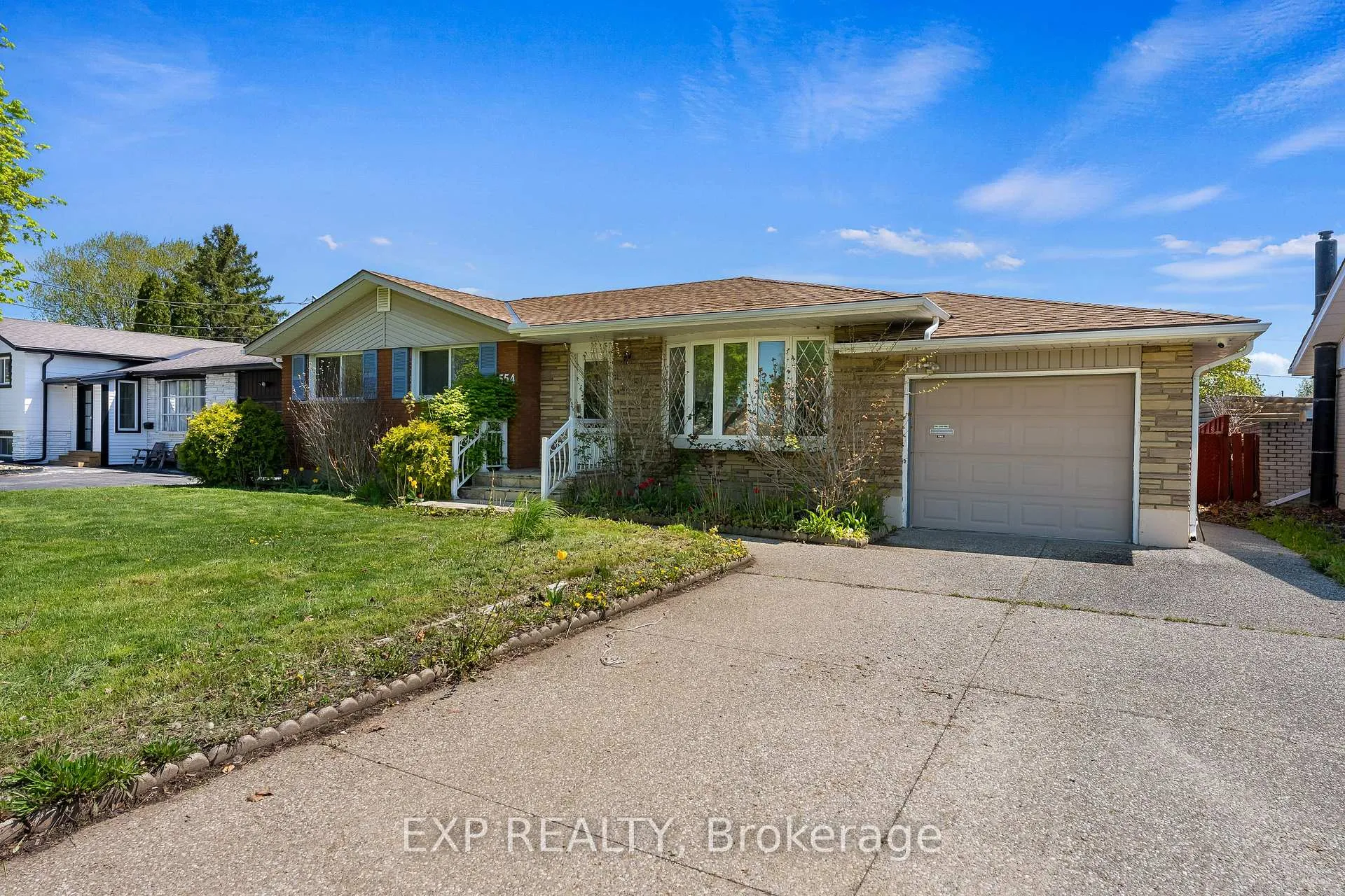 Photo 3 of 554 Lake Street, St. Catharines, Lakeport — HOMEH