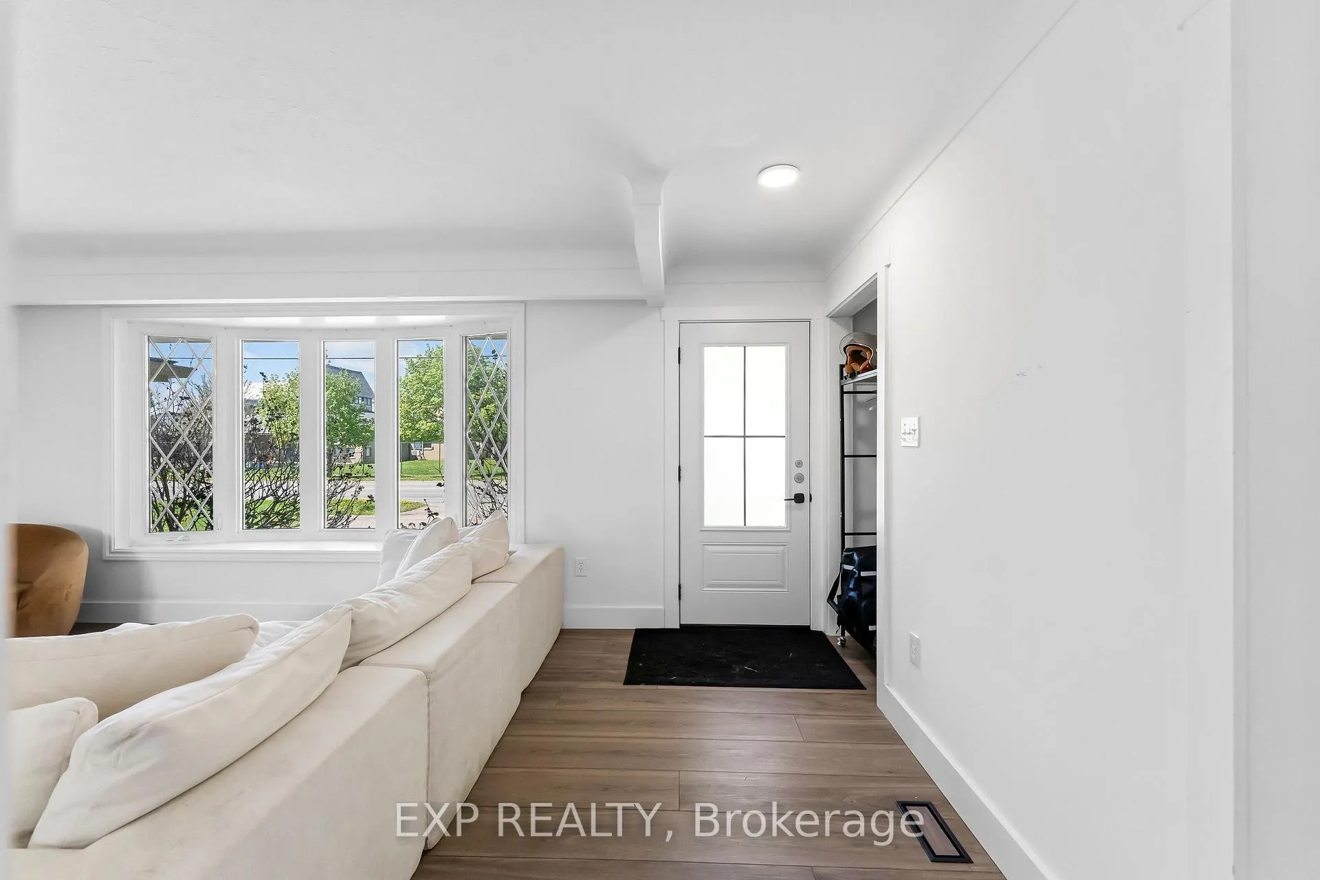 Photo 4 of 554 Lake Street, St. Catharines, Lakeport — HOMEH