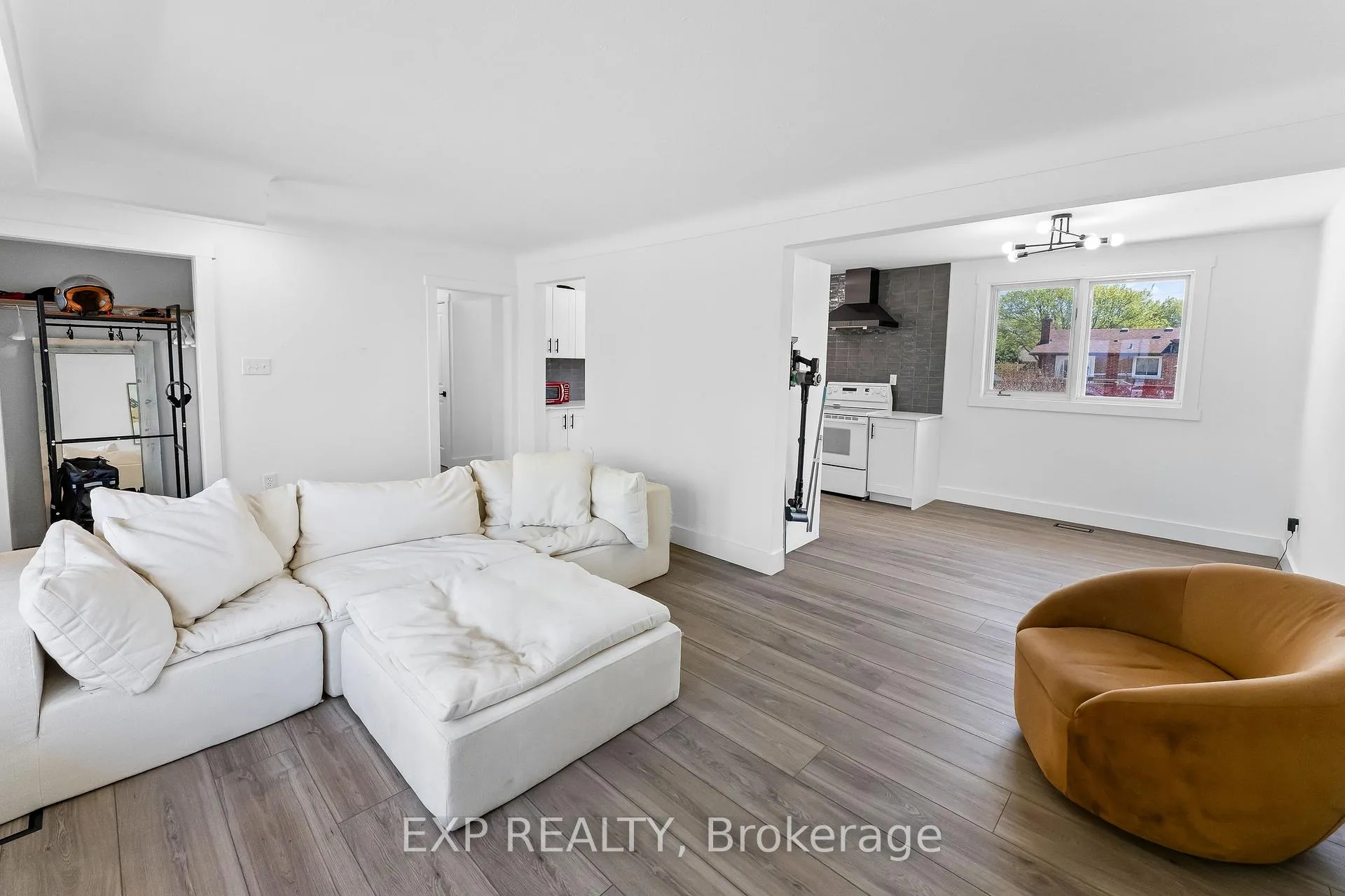 Photo 8 of 554 Lake Street, St. Catharines, Lakeport — HOMEH