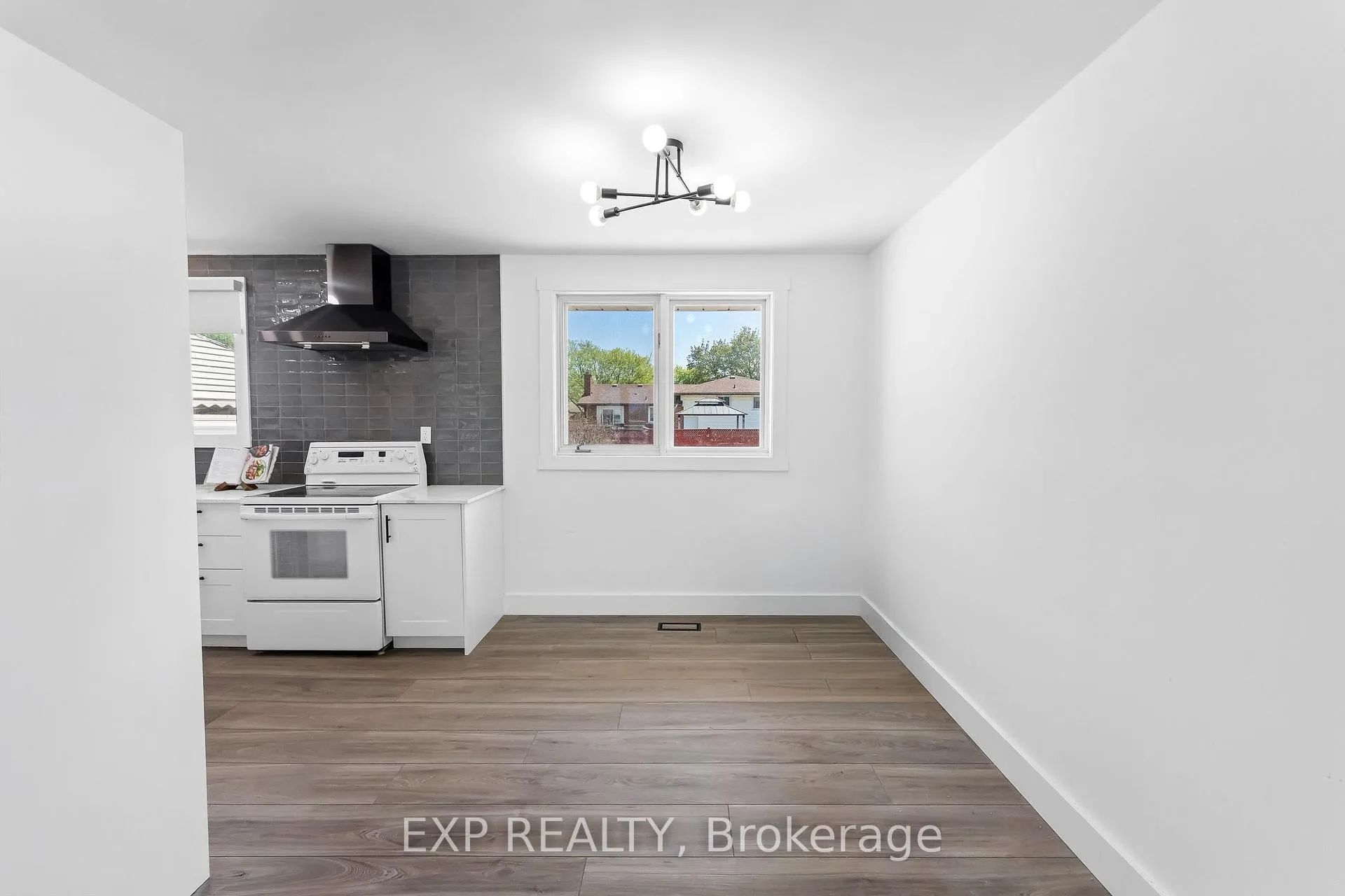 Photo 10 of 554 Lake Street, St. Catharines, Lakeport — HOMEH
