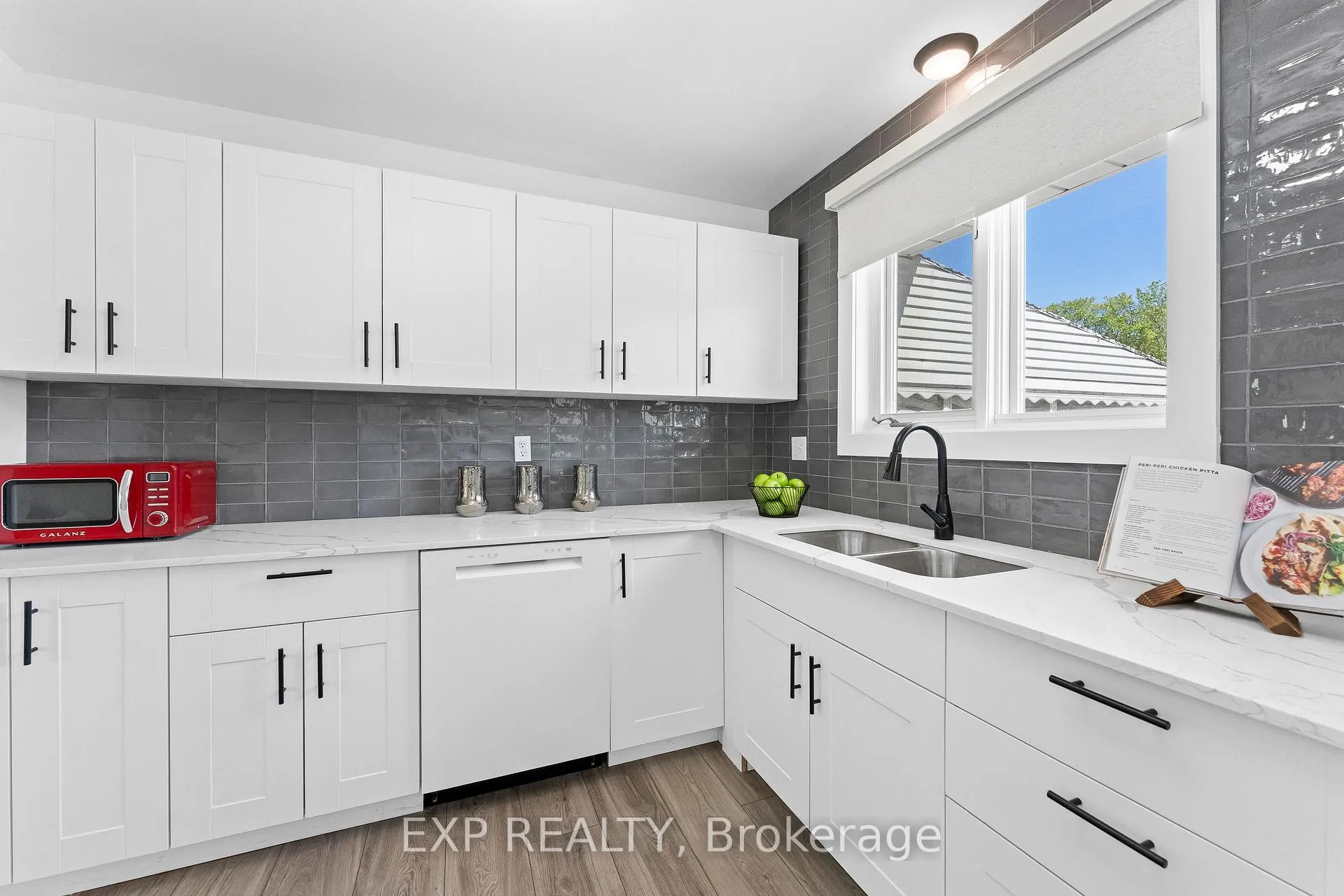 Photo 13 of 554 Lake Street, St. Catharines, Lakeport — HOMEH