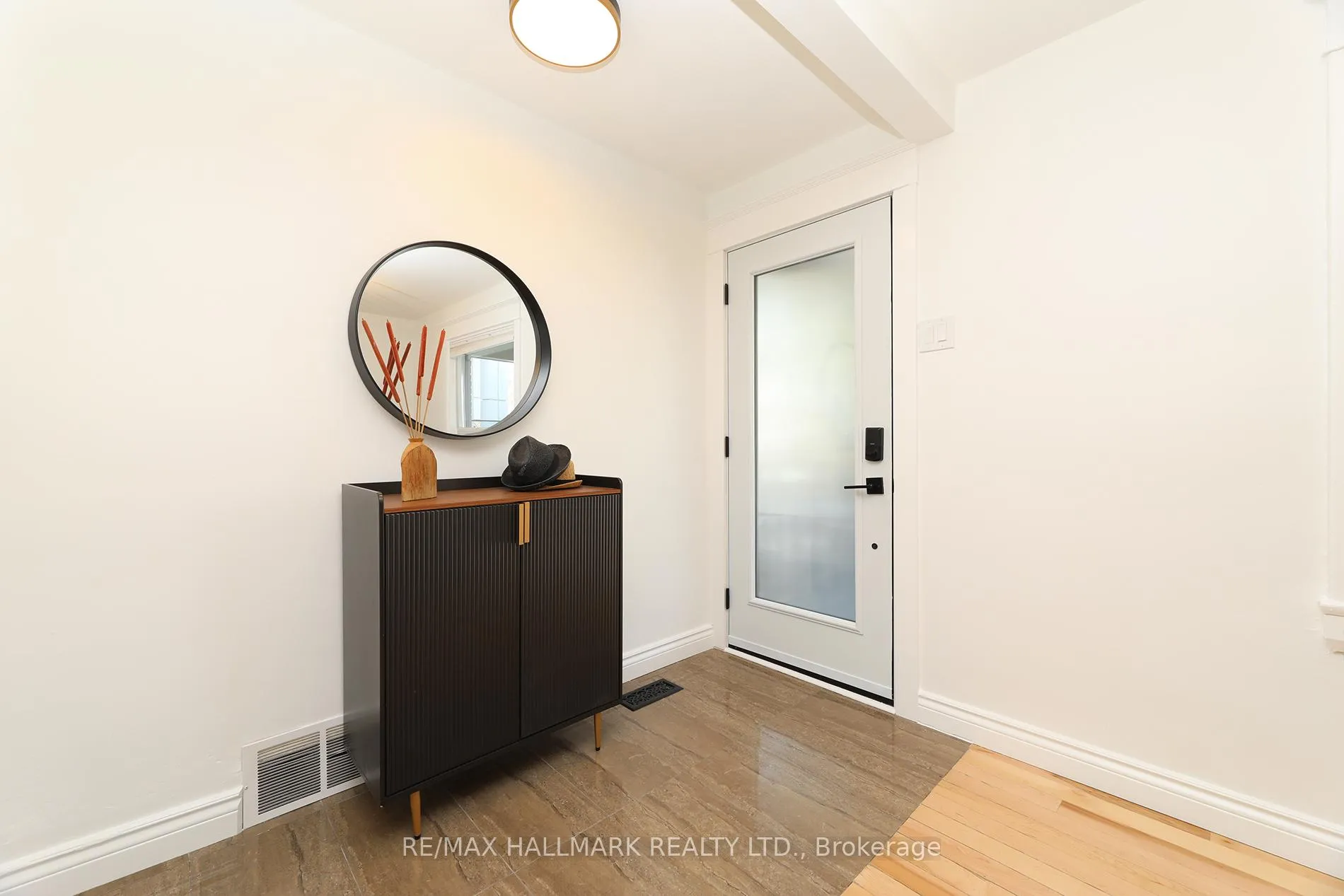 Photo 5 of 787 Sammon Avenue, Toronto, Danforth Village-East York — HOMEH