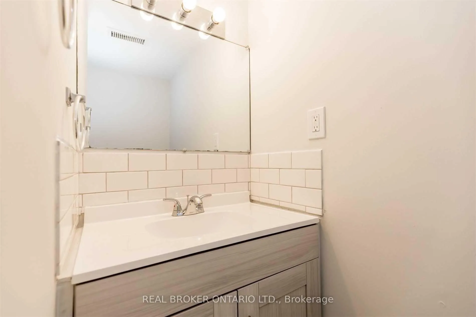 Photo 20 of 156 Clapperton Street, Barrie, Wellington — HOMEH