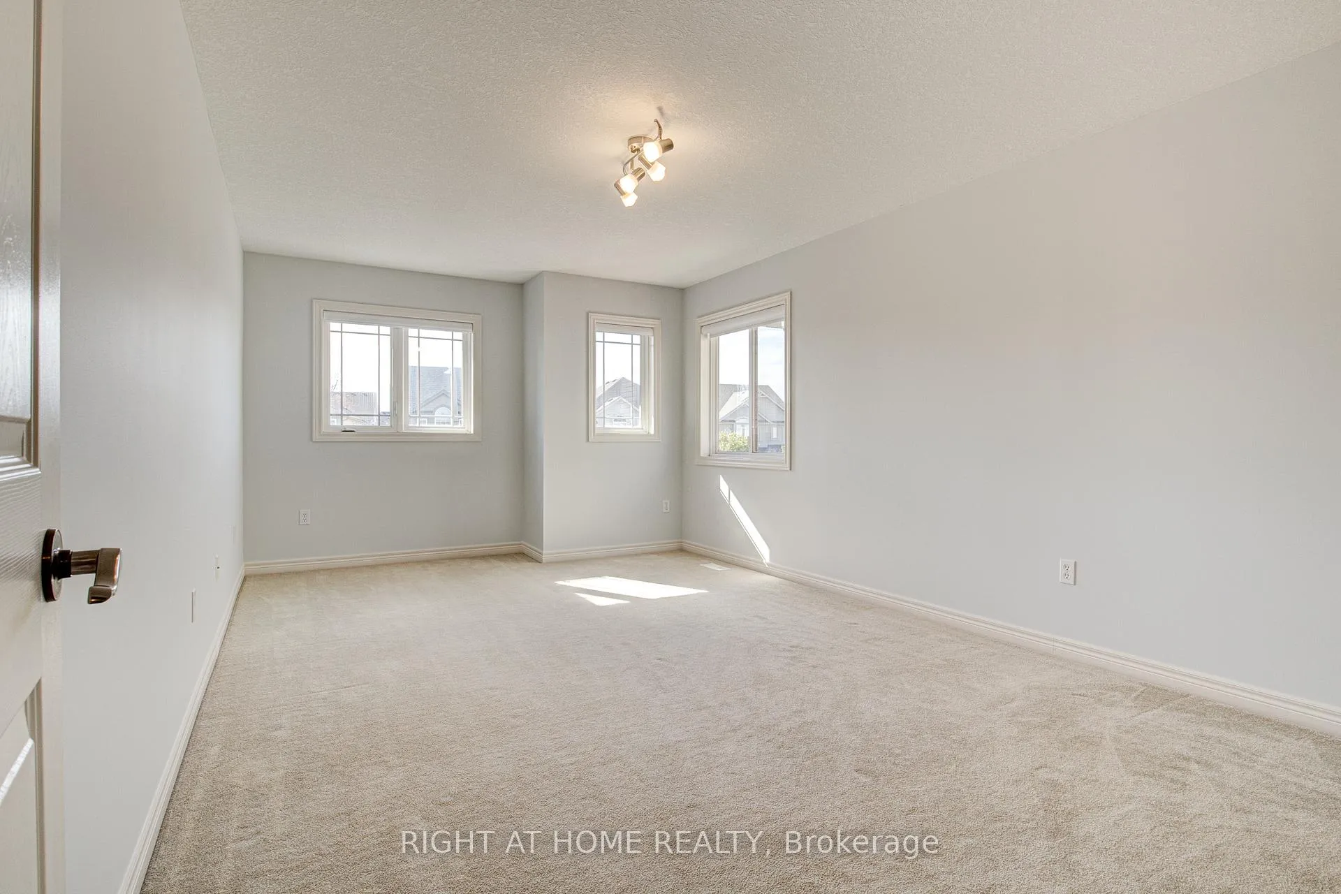 Photo 32 of 46 McArthur Drive, Guelph, Pineridge/Westminster Woods — HOMEH