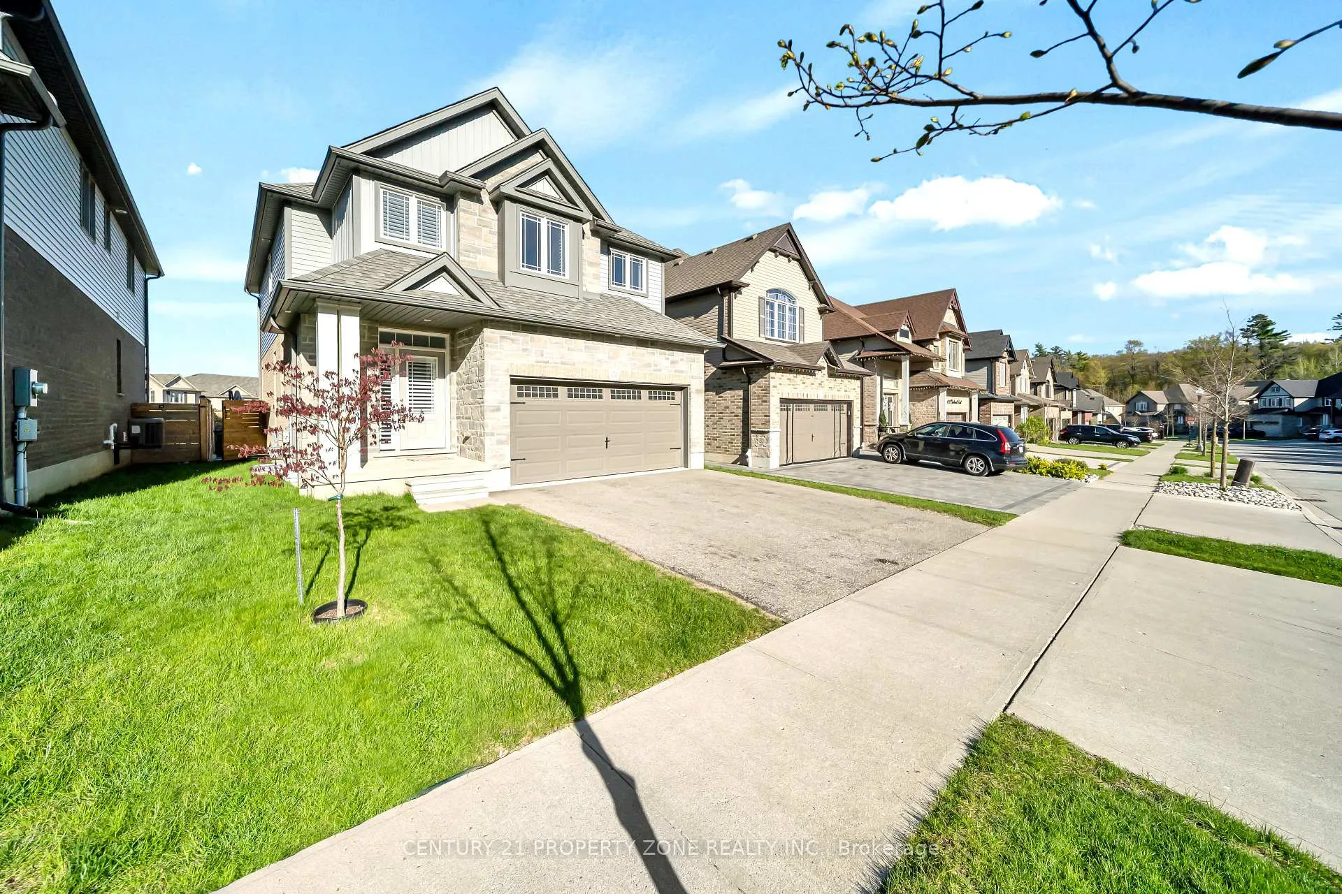 Photo 5 of 130 Elmbank Trail, Kitchener, Doon South — HOMEH