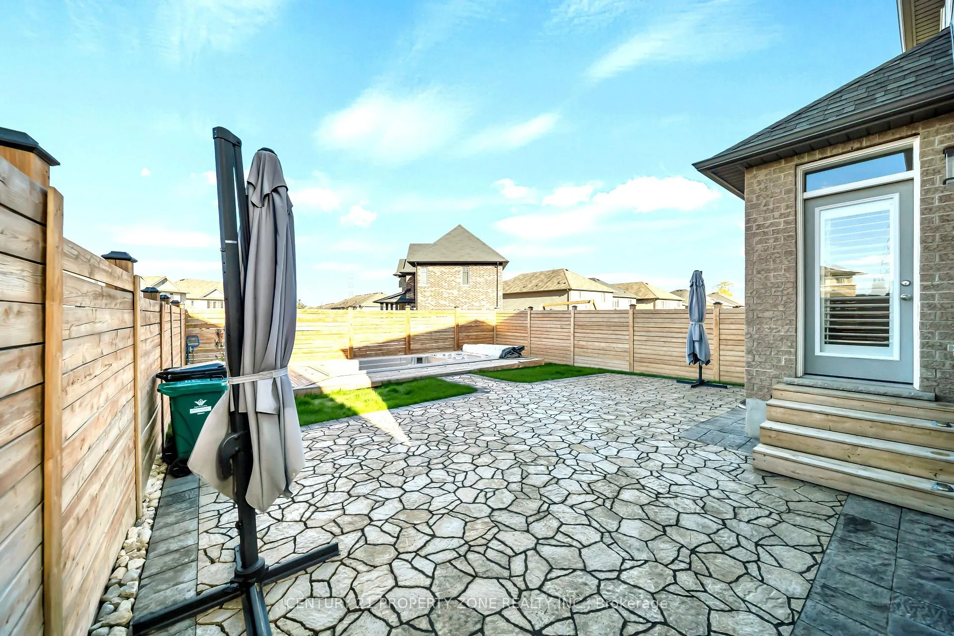 Photo 30 of 130 Elmbank Trail, Kitchener, Doon South — HOMEH