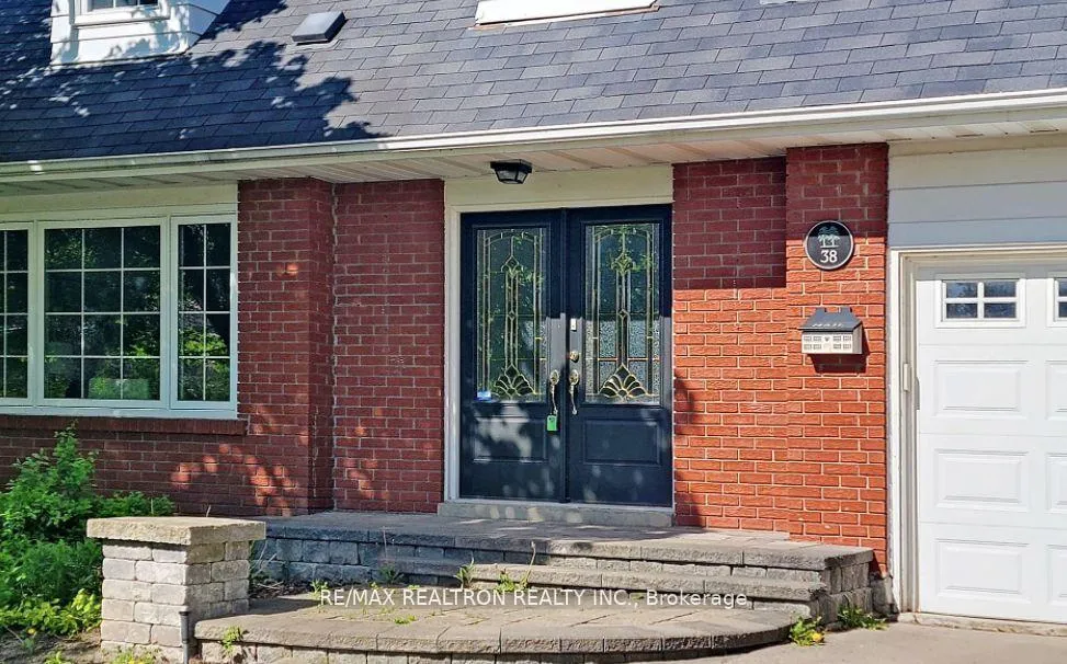 Photo 3 of 38 Chant Crescent, Markham, Unionville — HOMEH