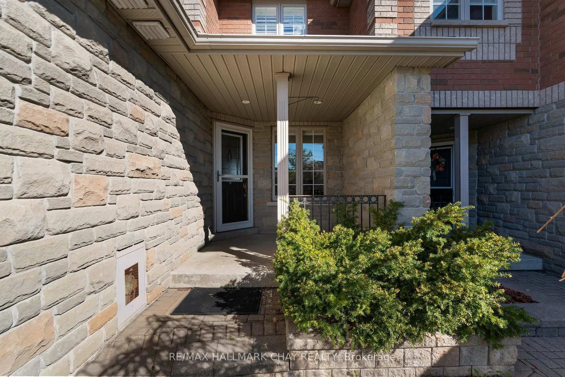 Photo 4 of 334 Cundles Road E, Barrie, Little Lake — HOMEH