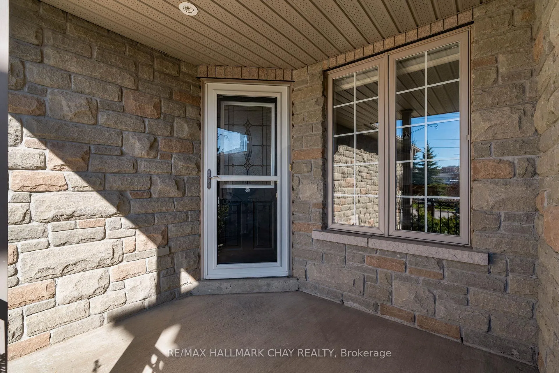 Photo 5 of 334 Cundles Road E, Barrie, Little Lake — HOMEH