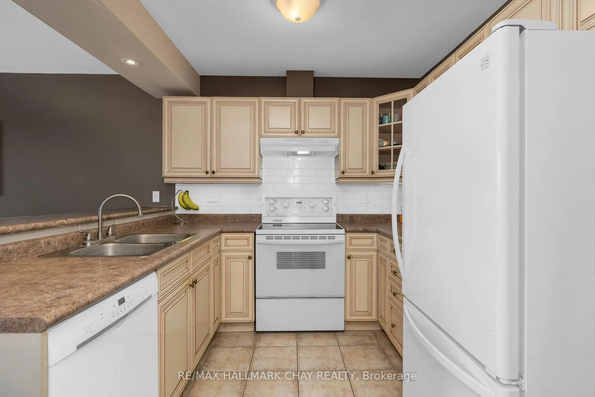 Photo 10 of 334 Cundles Road E, Barrie, Little Lake — HOMEH