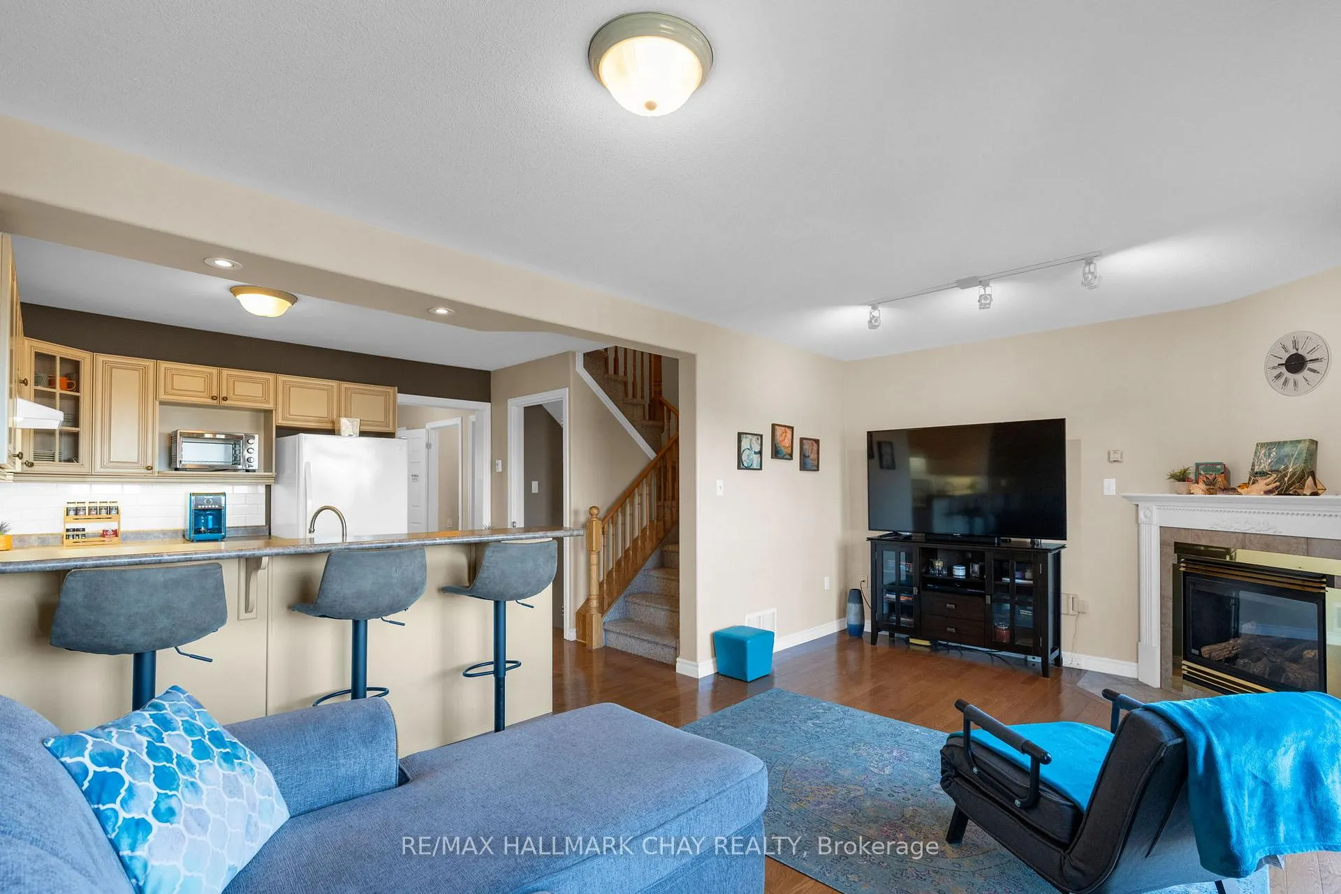 Photo 17 of 334 Cundles Road E, Barrie, Little Lake — HOMEH