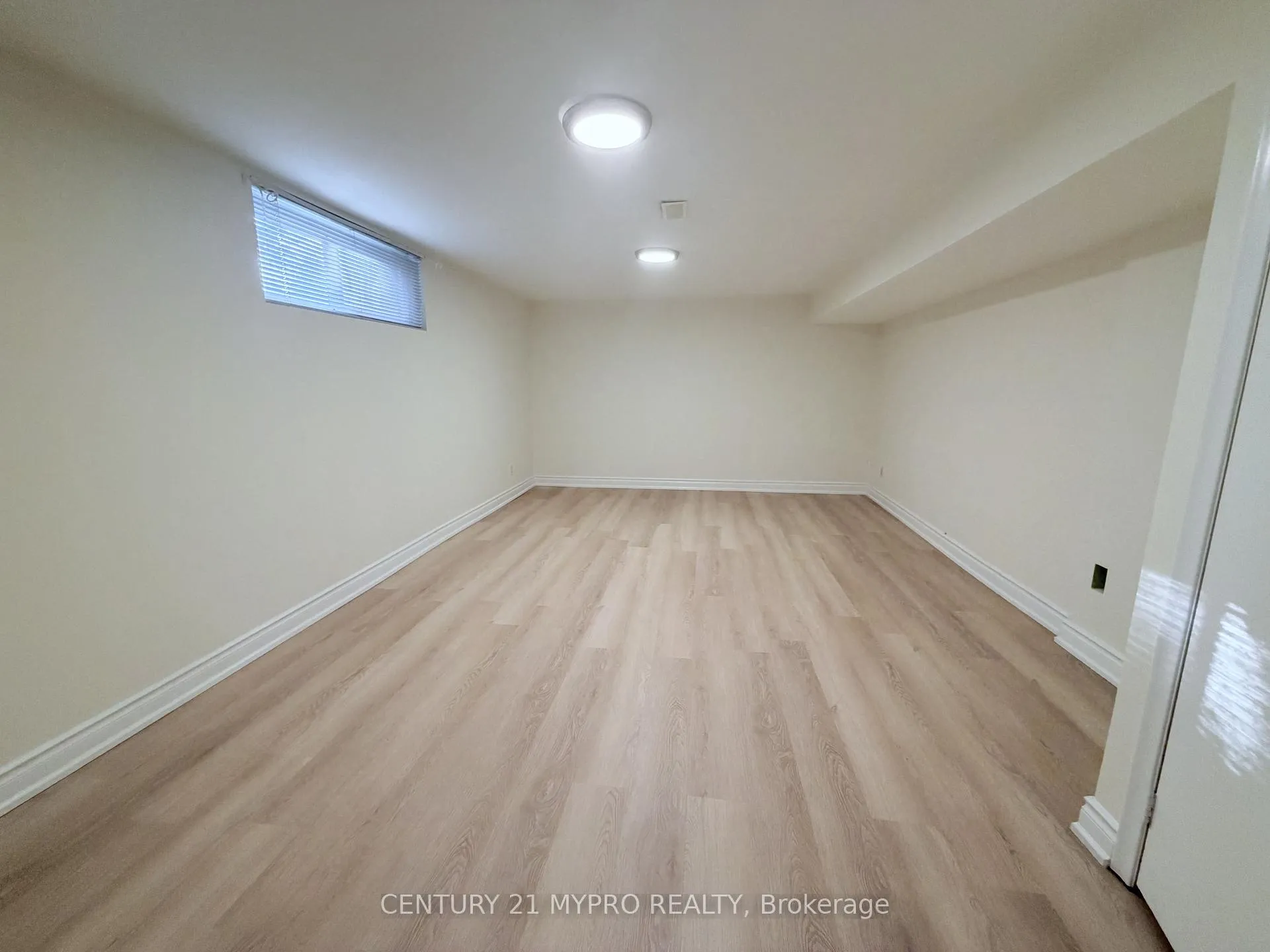 Photo 5 of Unit Lower, 8 Cedar Forest Court, Markham, Royal Orchard — HOMEH