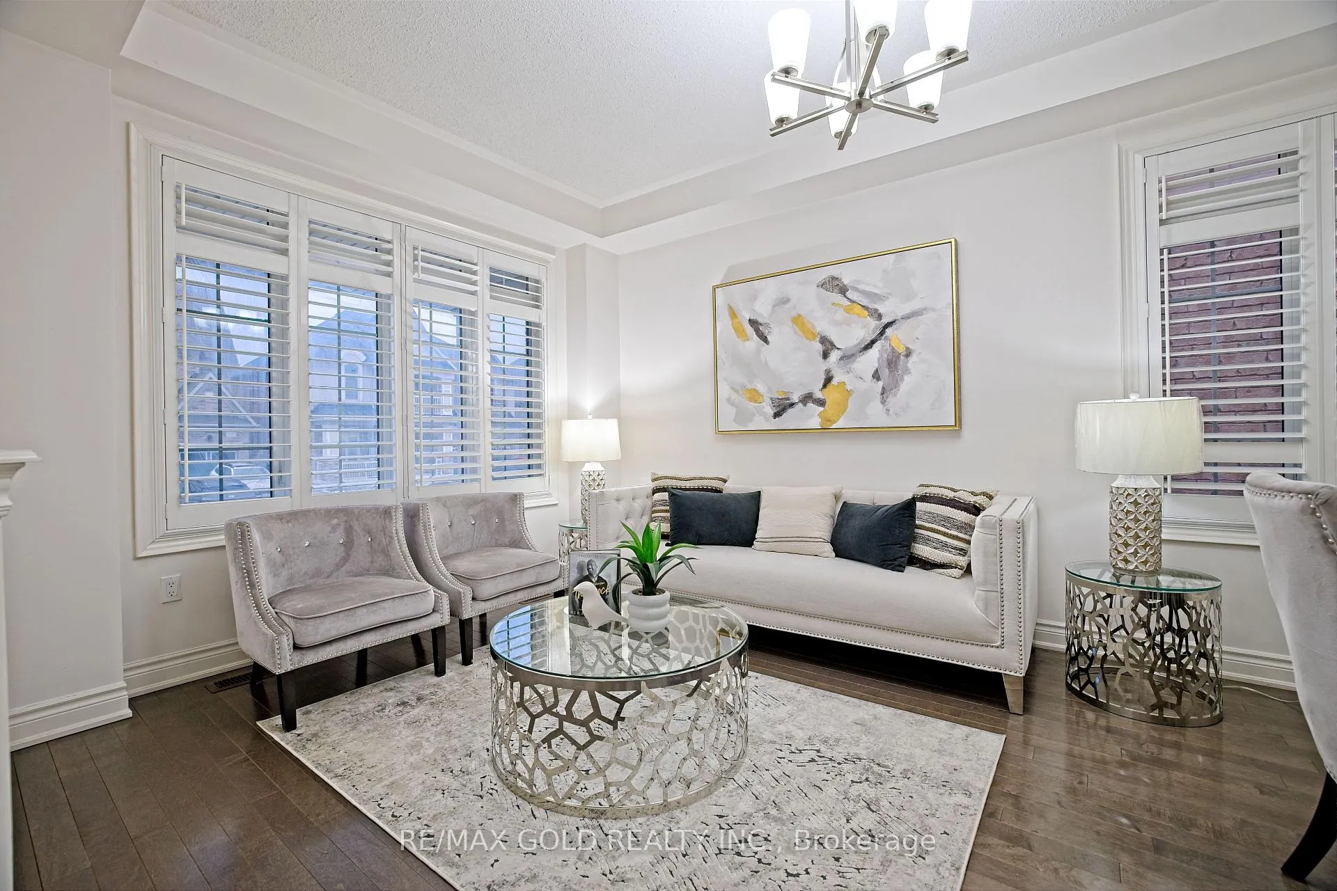 Photo 5 of 10 Dopp Crescent, Brampton, Toronto Gore Rural Estate — HOMEH