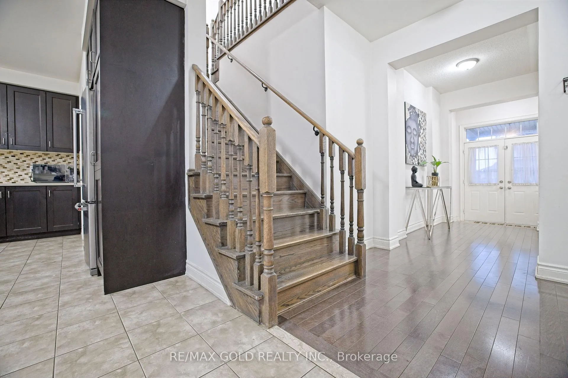 Photo 11 of 10 Dopp Crescent, Brampton, Toronto Gore Rural Estate — HOMEH