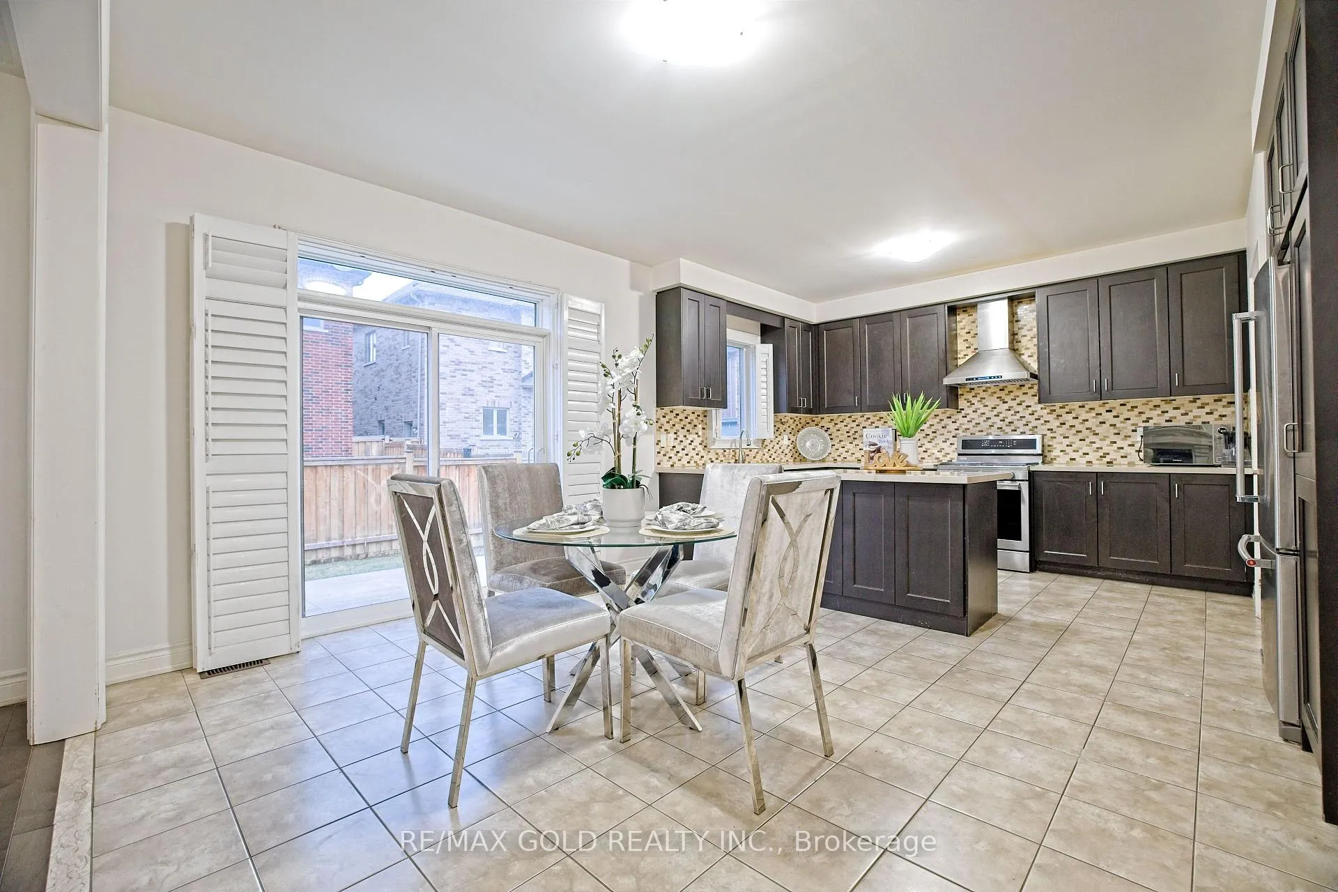 Photo 14 of 10 Dopp Crescent, Brampton, Toronto Gore Rural Estate — HOMEH