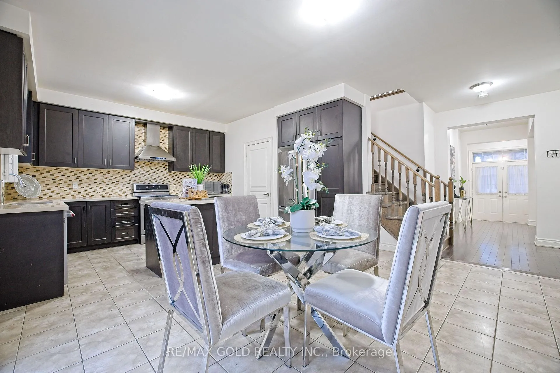 Photo 15 of 10 Dopp Crescent, Brampton, Toronto Gore Rural Estate — HOMEH