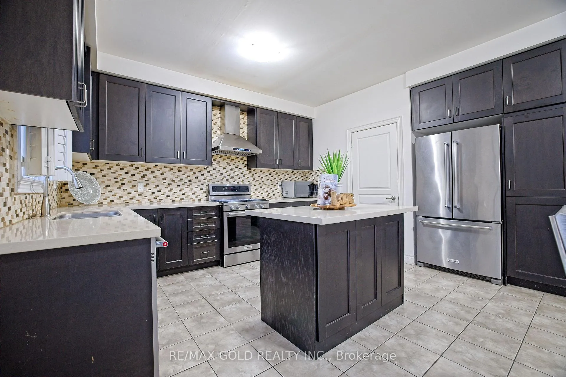 Photo 16 of 10 Dopp Crescent, Brampton, Toronto Gore Rural Estate — HOMEH