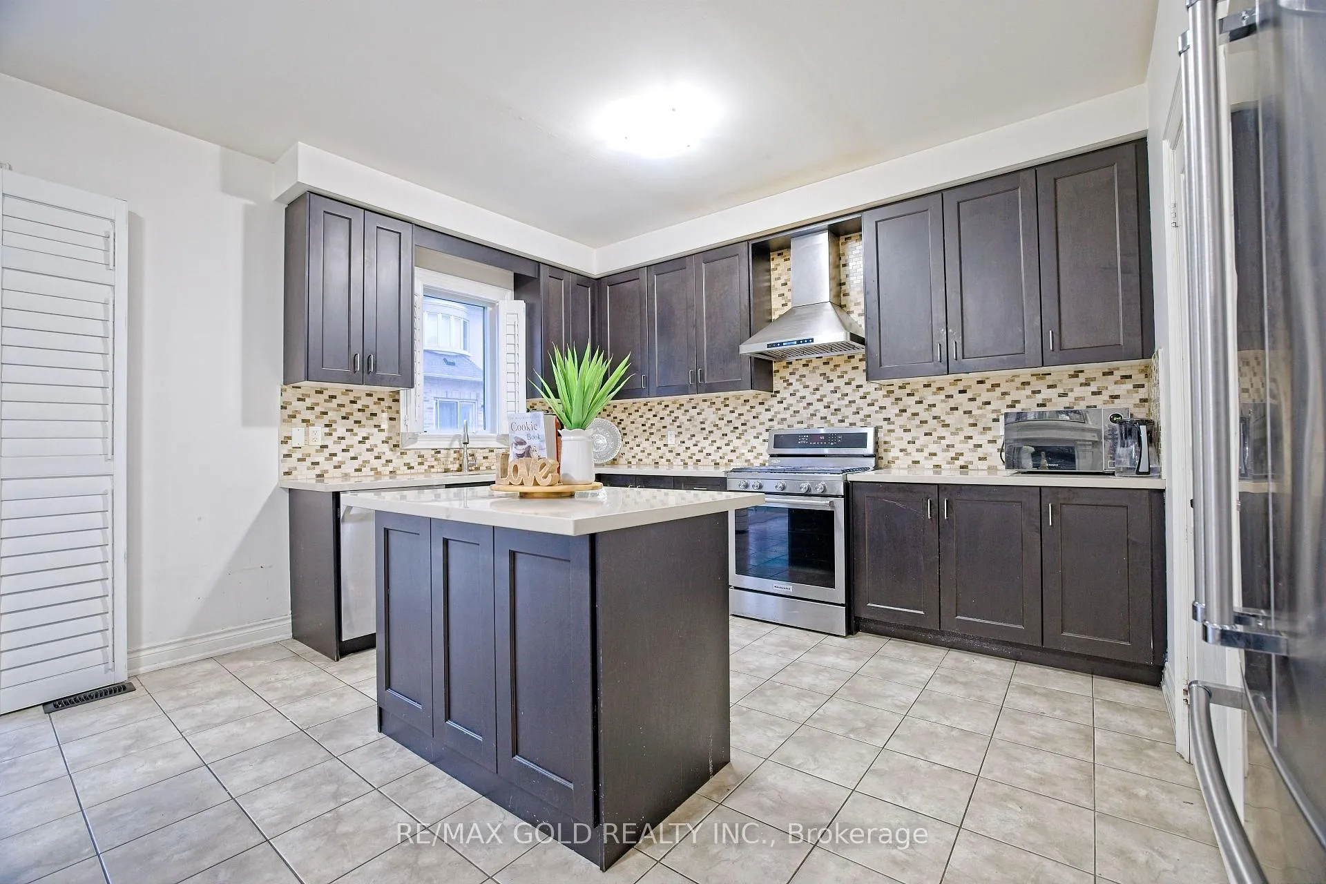 Photo 17 of 10 Dopp Crescent, Brampton, Toronto Gore Rural Estate — HOMEH