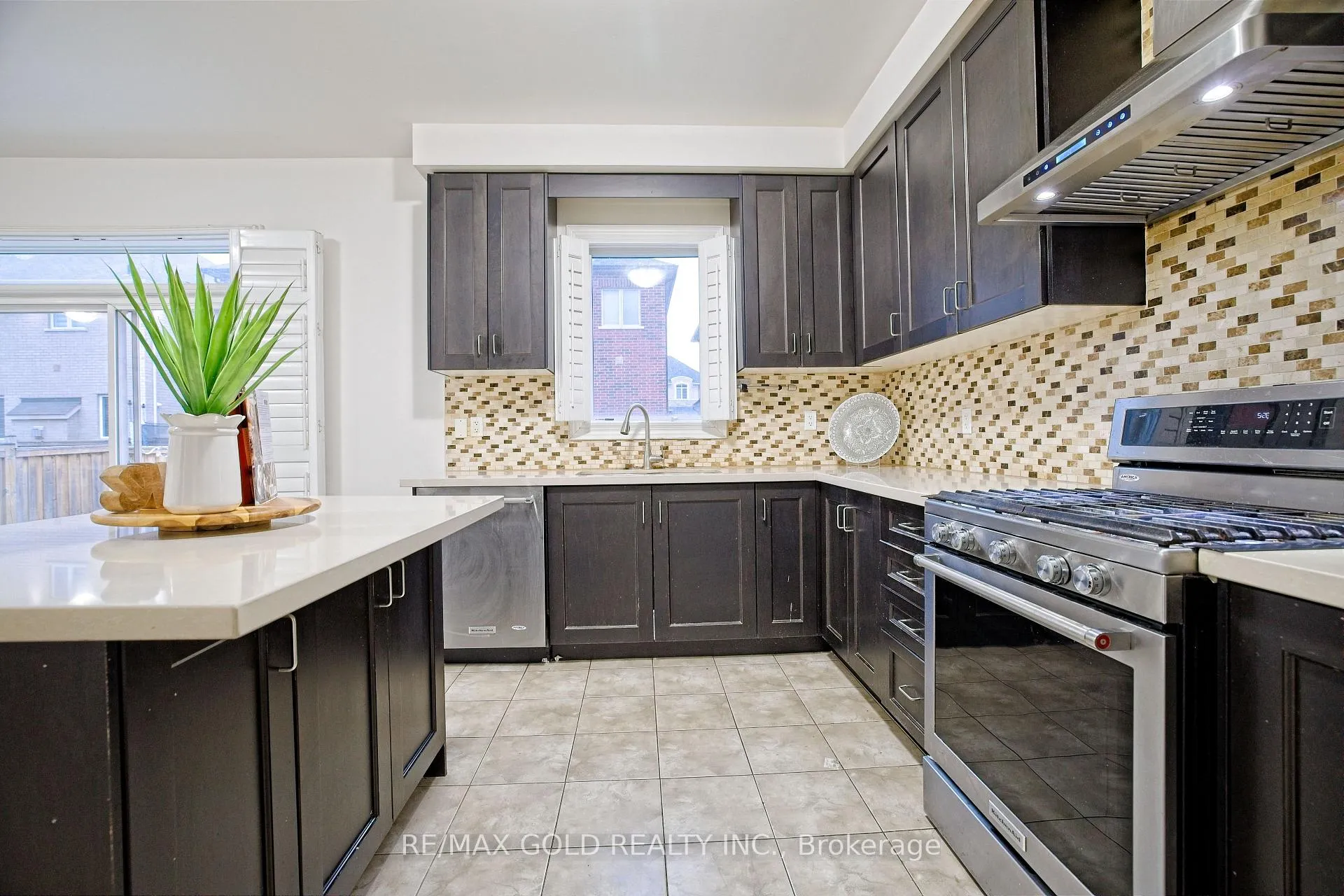Photo 18 of 10 Dopp Crescent, Brampton, Toronto Gore Rural Estate — HOMEH