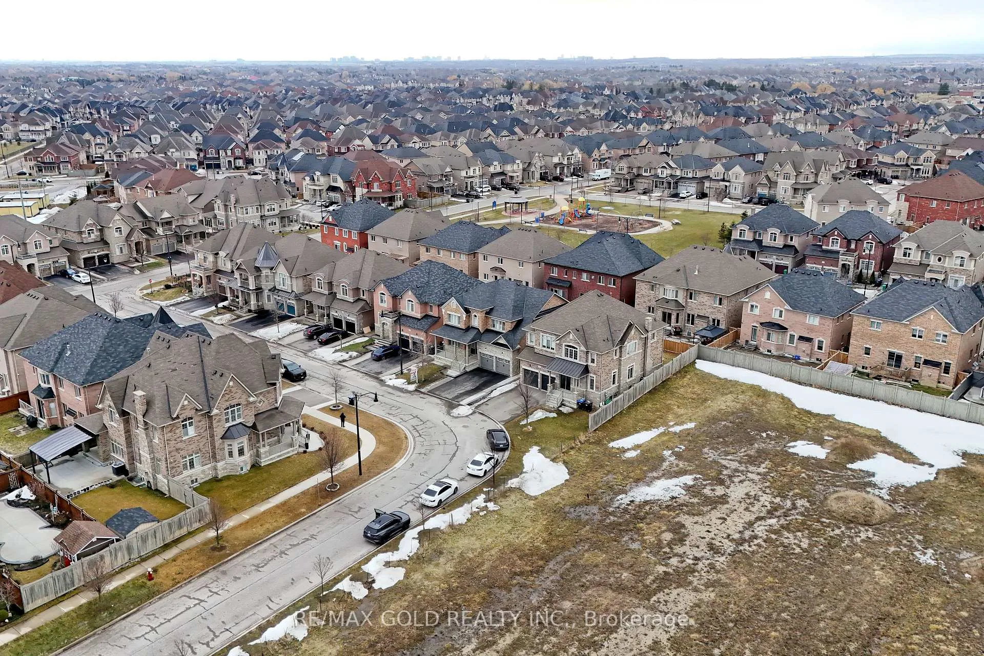 Photo 23 of 10 Dopp Crescent, Brampton, Toronto Gore Rural Estate — HOMEH