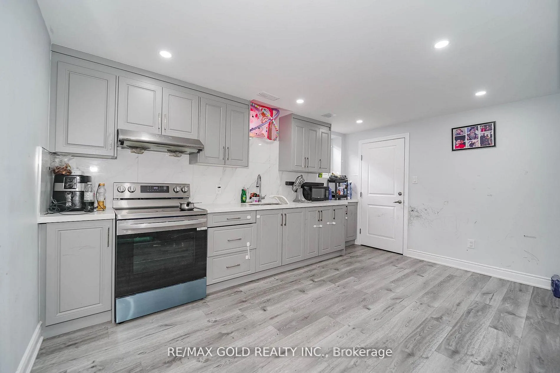 Photo 24 of 10 Dopp Crescent, Brampton, Toronto Gore Rural Estate — HOMEH