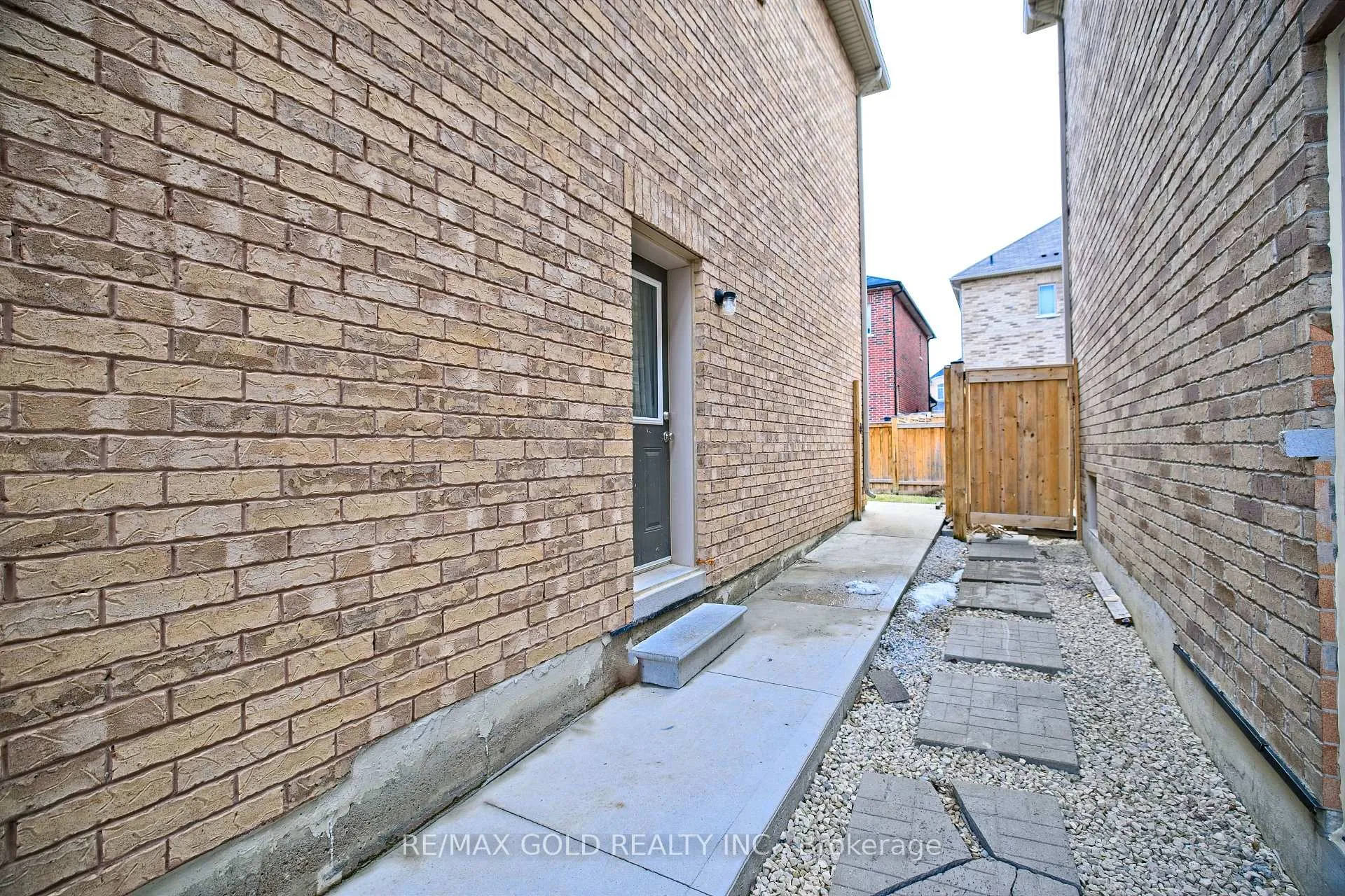 Photo 27 of 10 Dopp Crescent, Brampton, Toronto Gore Rural Estate — HOMEH