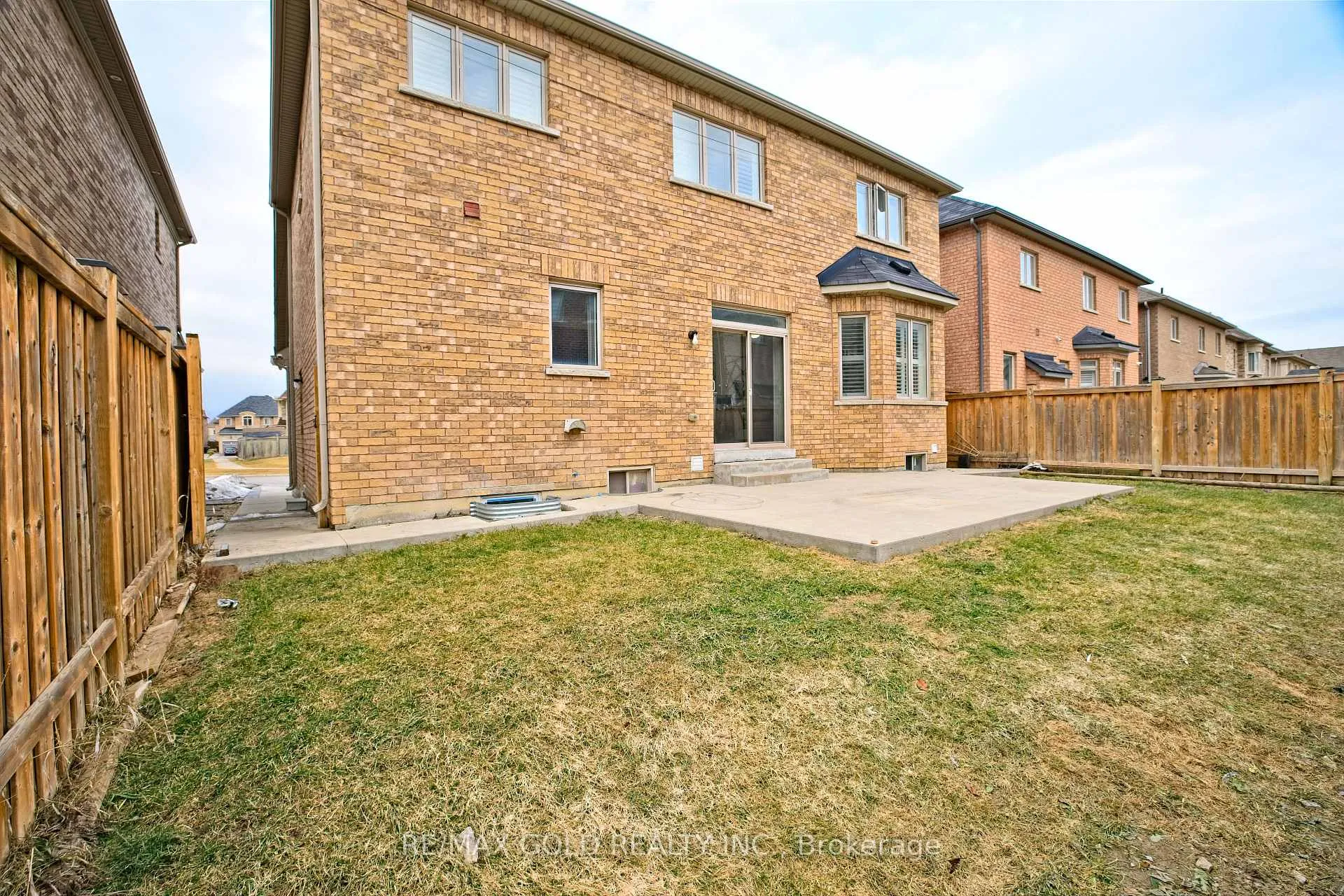 Photo 28 of 10 Dopp Crescent, Brampton, Toronto Gore Rural Estate — HOMEH