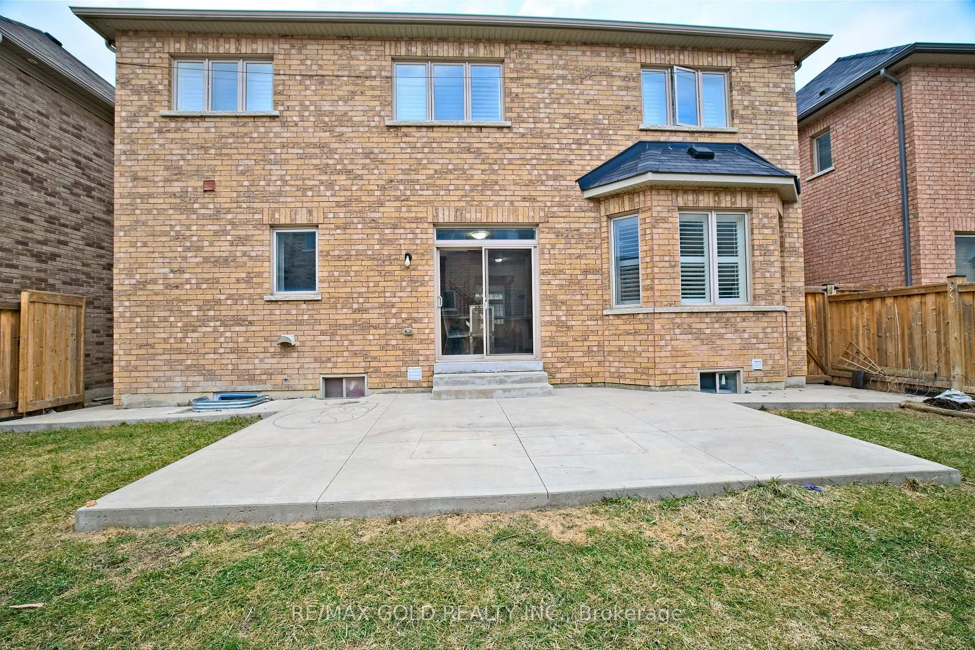 Photo 29 of 10 Dopp Crescent, Brampton, Toronto Gore Rural Estate — HOMEH