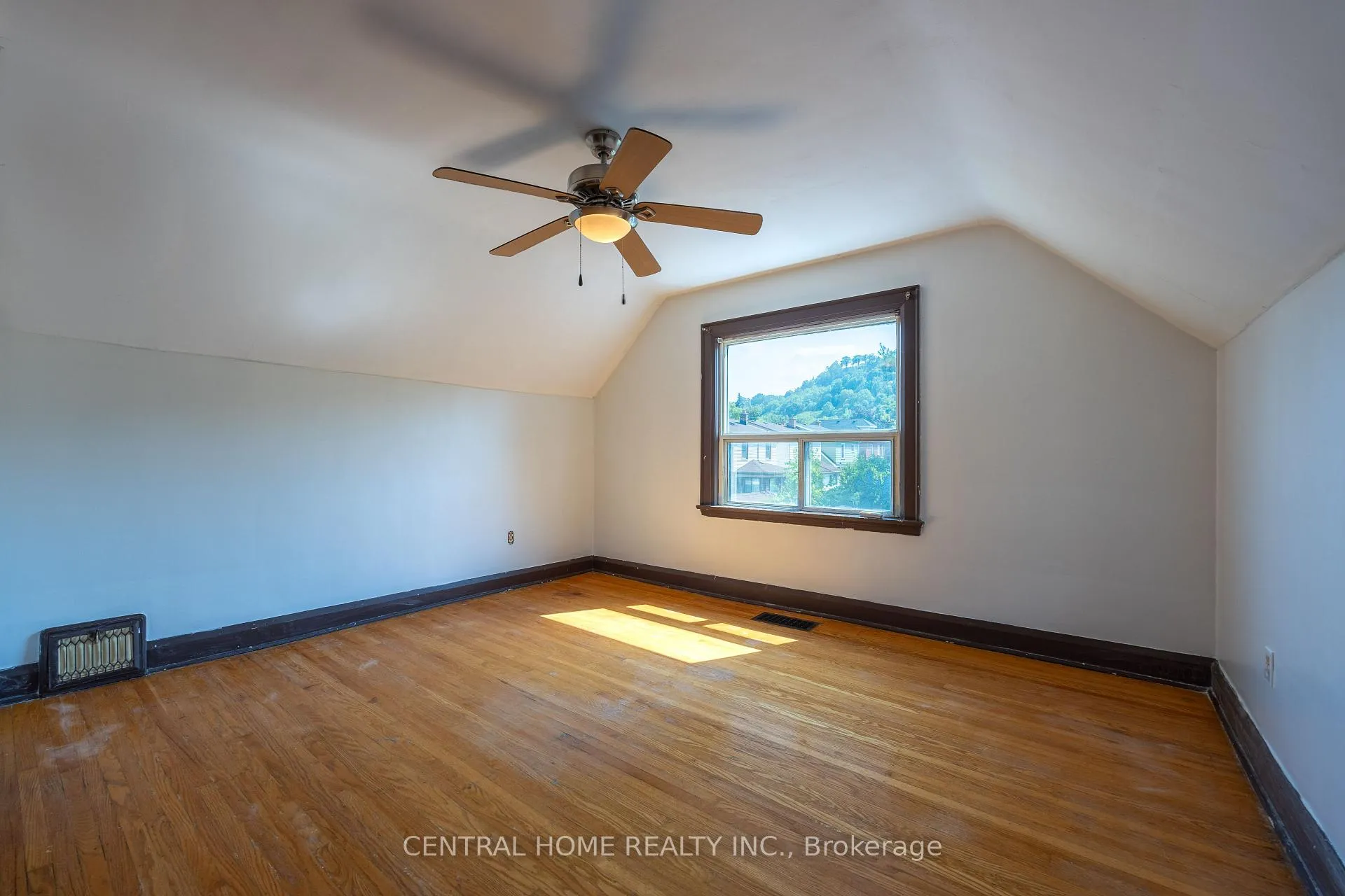 Photo 11 of 1650 King Street E, Hamilton, Delta — HOMEH
