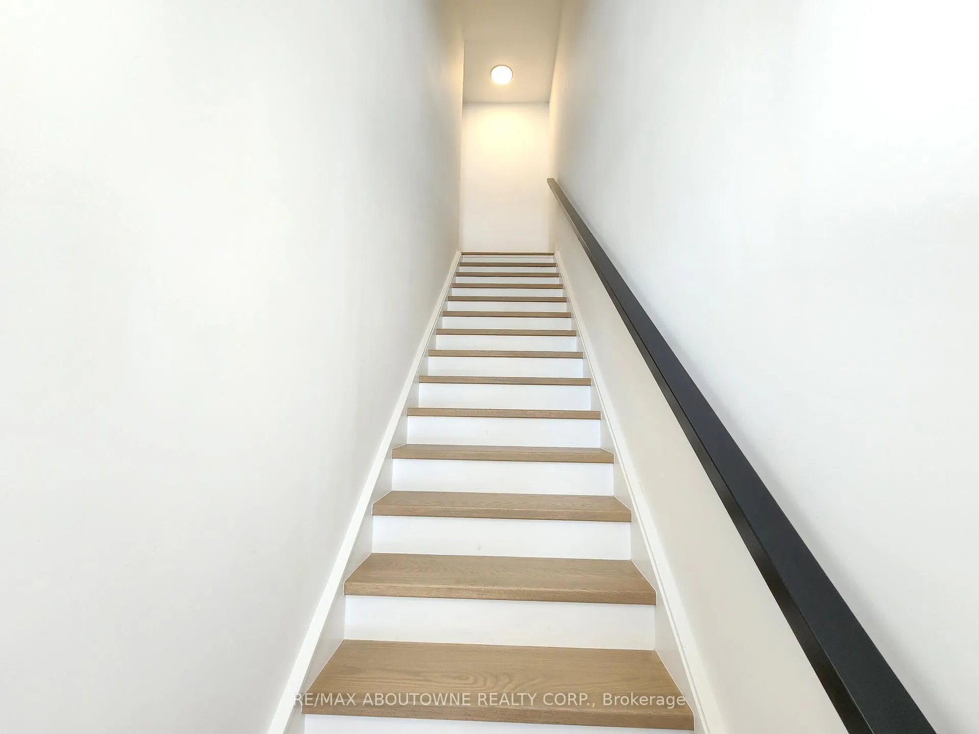 Photo 4 of Unit 12, 20 Lagerfeld Drive, Brampton, Northwest Brampton — HOMEH