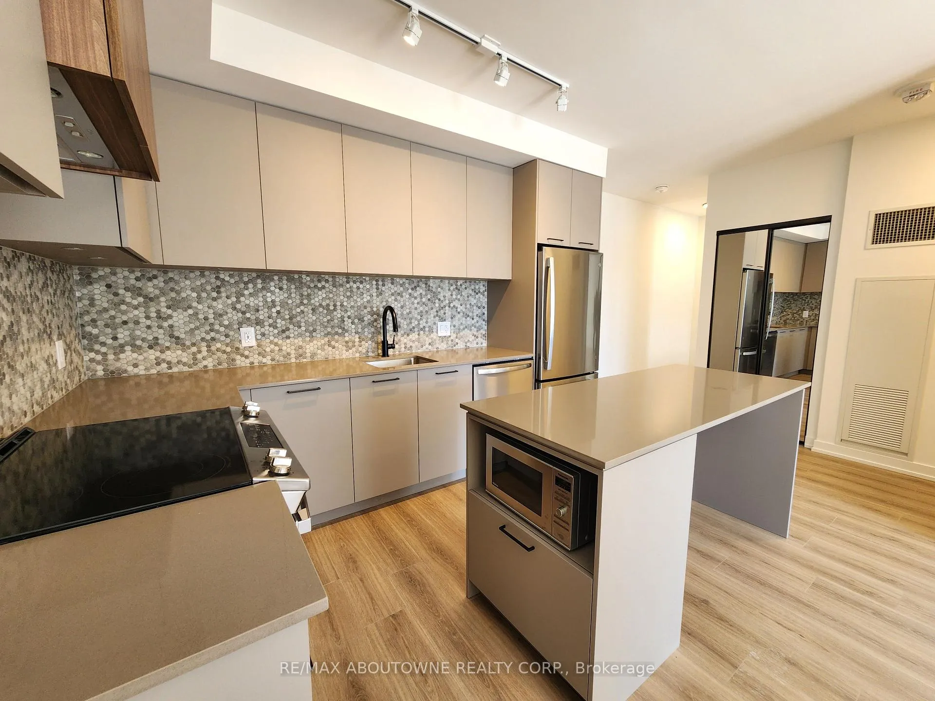 Photo 6 of Unit 12, 20 Lagerfeld Drive, Brampton, Northwest Brampton — HOMEH