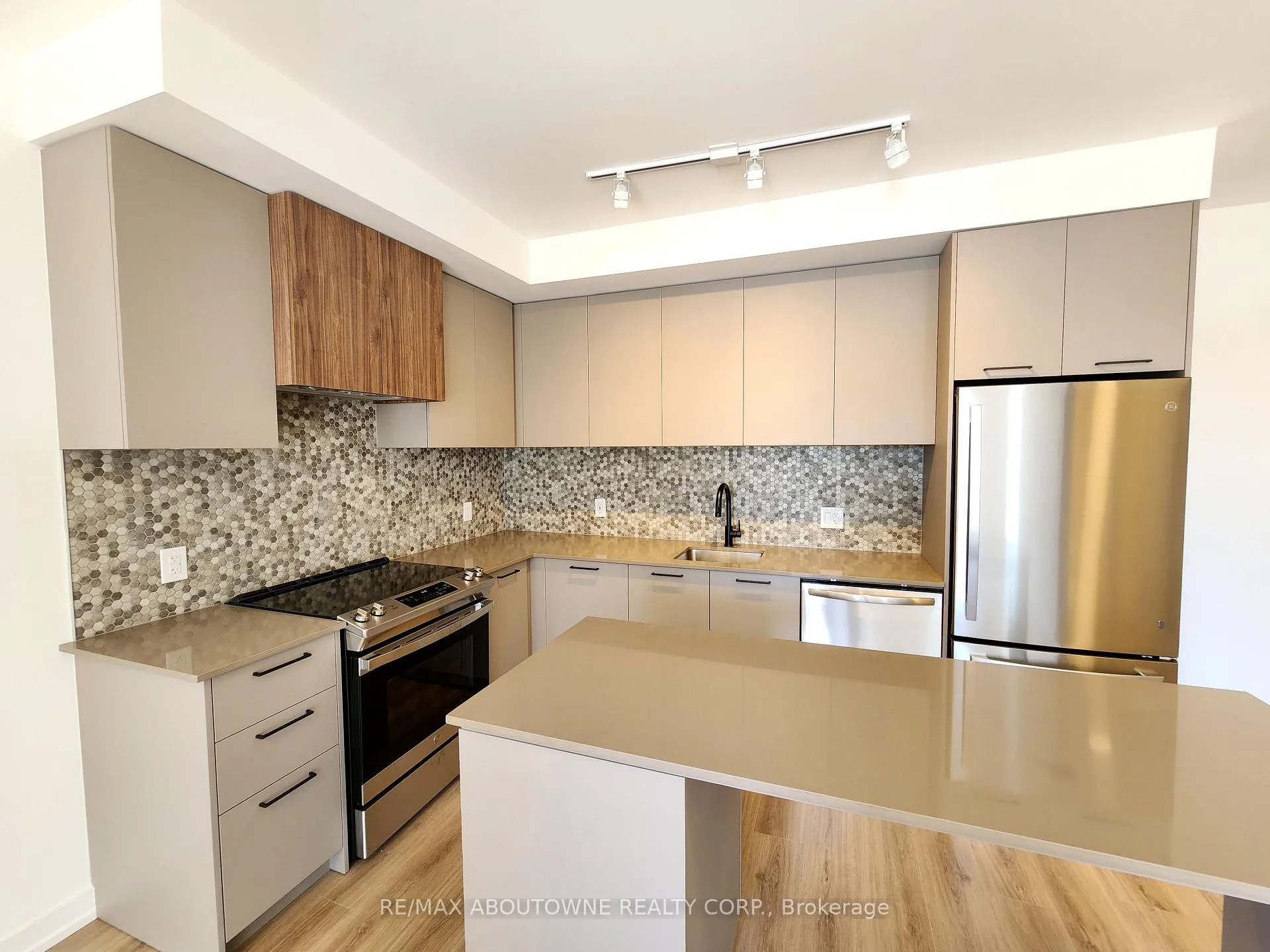 Photo 7 of Unit 12, 20 Lagerfeld Drive, Brampton, Northwest Brampton — HOMEH