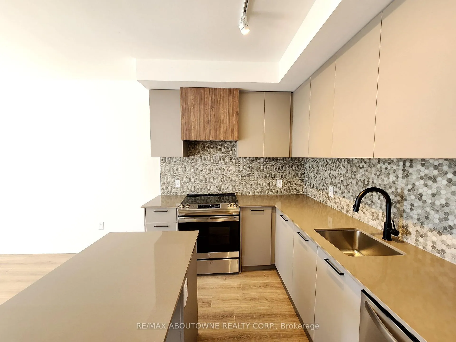 Photo 8 of Unit 12, 20 Lagerfeld Drive, Brampton, Northwest Brampton — HOMEH