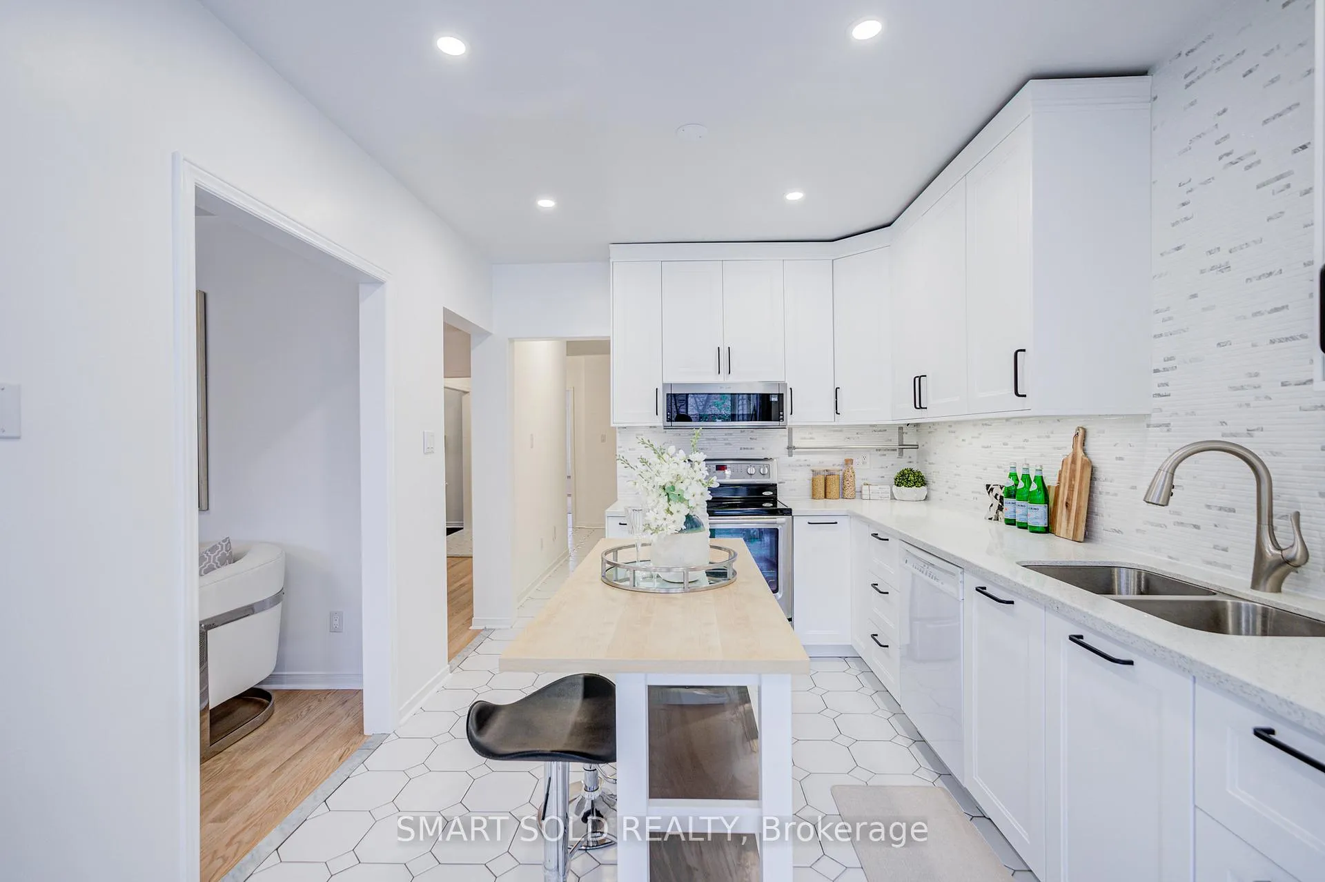 Photo 10 of 123 Thornway Avenue, Vaughan, Brownridge — HOMEH