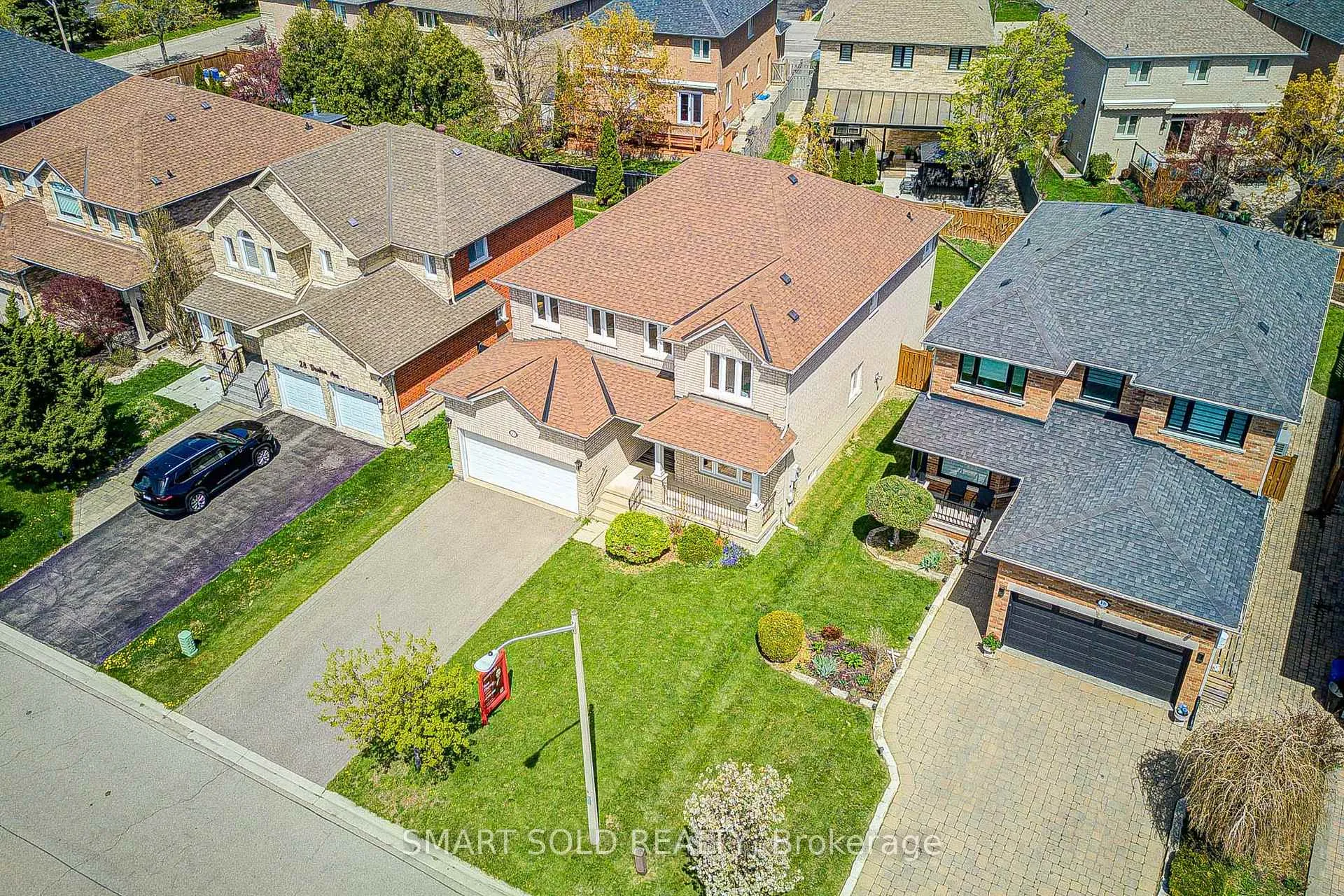 Photo 3 of 22 Beaton Avenue, Vaughan, Maple — HOMEH